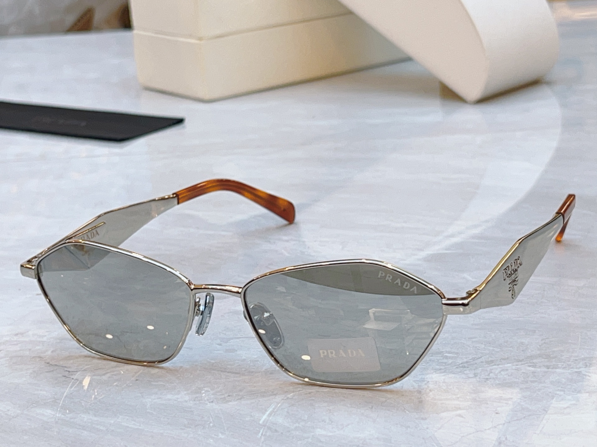 ，【PRAD*】普拉*达新款太阳镜🕶️，MODEL：PR D50S，SIZE：57口16-140