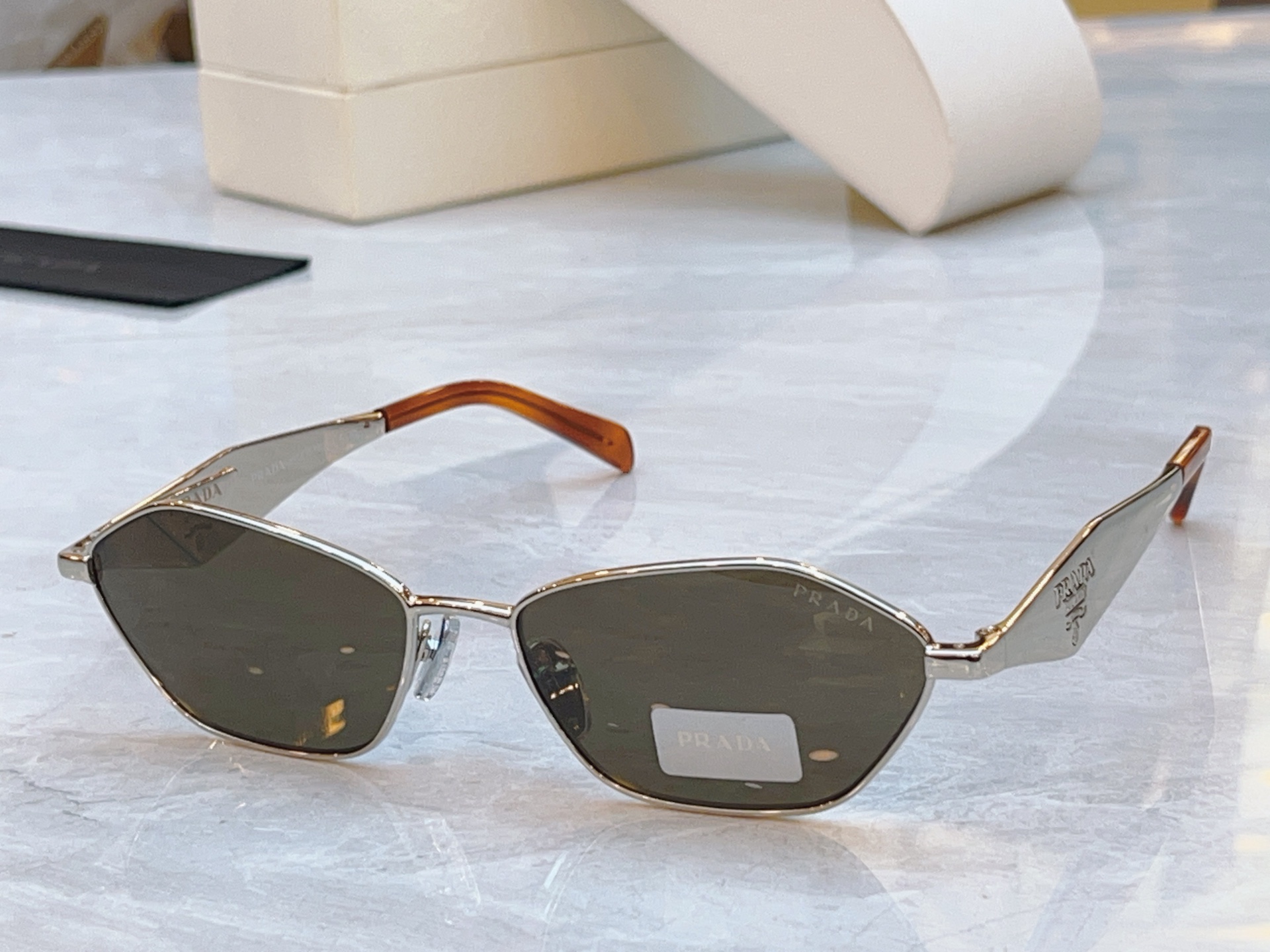 ，【PRAD*】普拉*达新款太阳镜🕶️，MODEL：PR D50S，SIZE：57口16-140