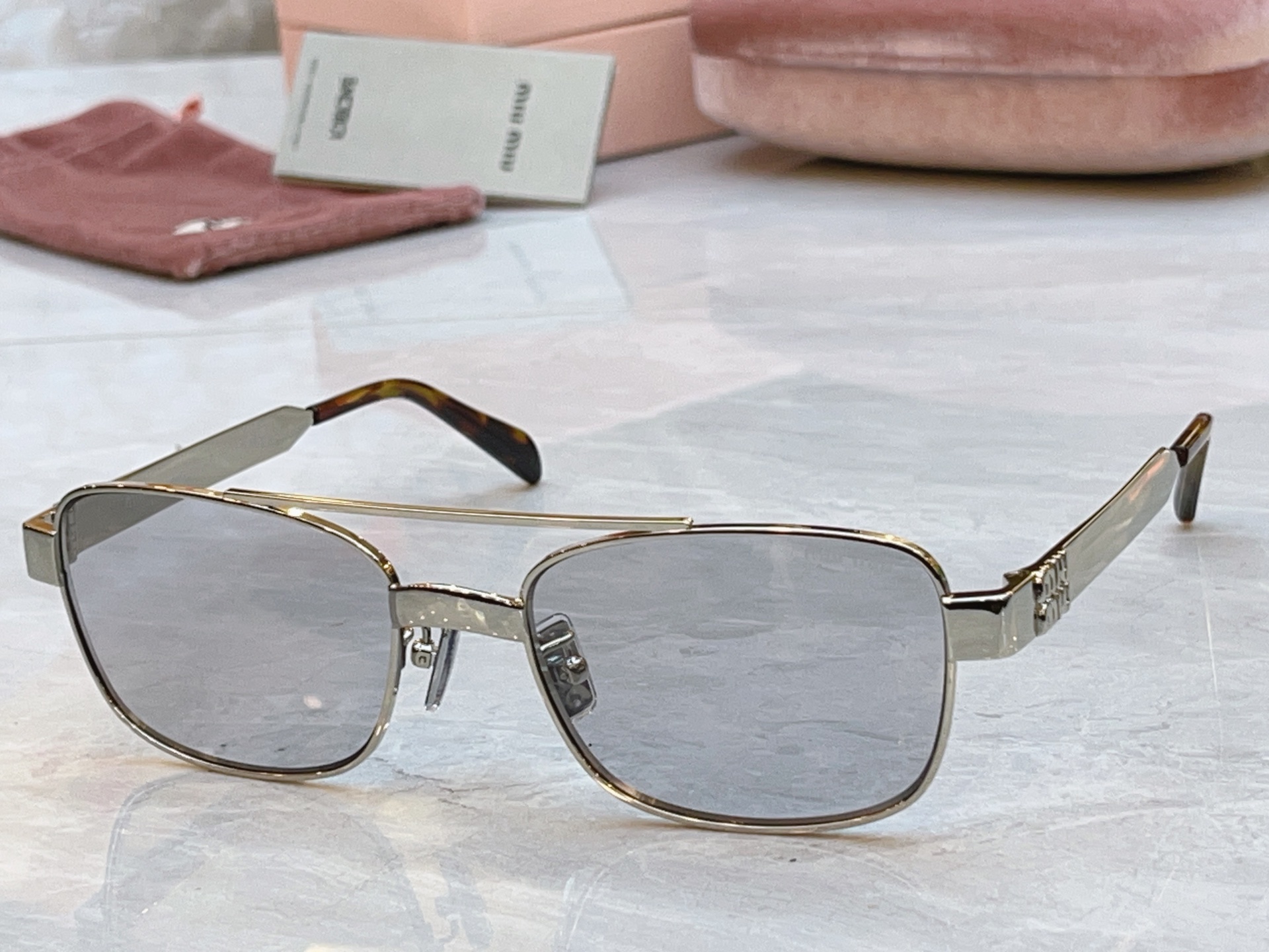 ，【MIUMI*】缪*缪新款太阳镜，Mod:SMU C52，SIZE:56口19-135