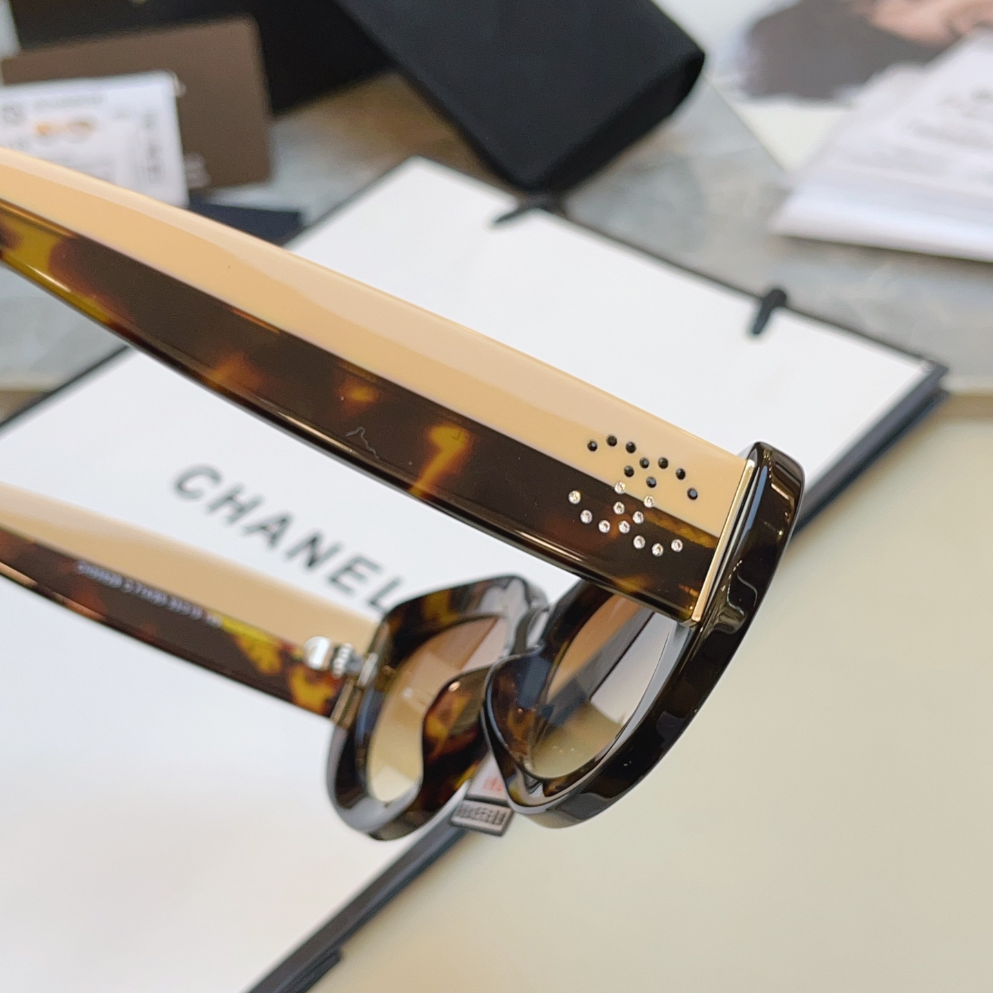 ，【CHANE*】香奈儿新款太阳镜 高版本✨，MODEL：CH5562B，SIZE：53口19-140