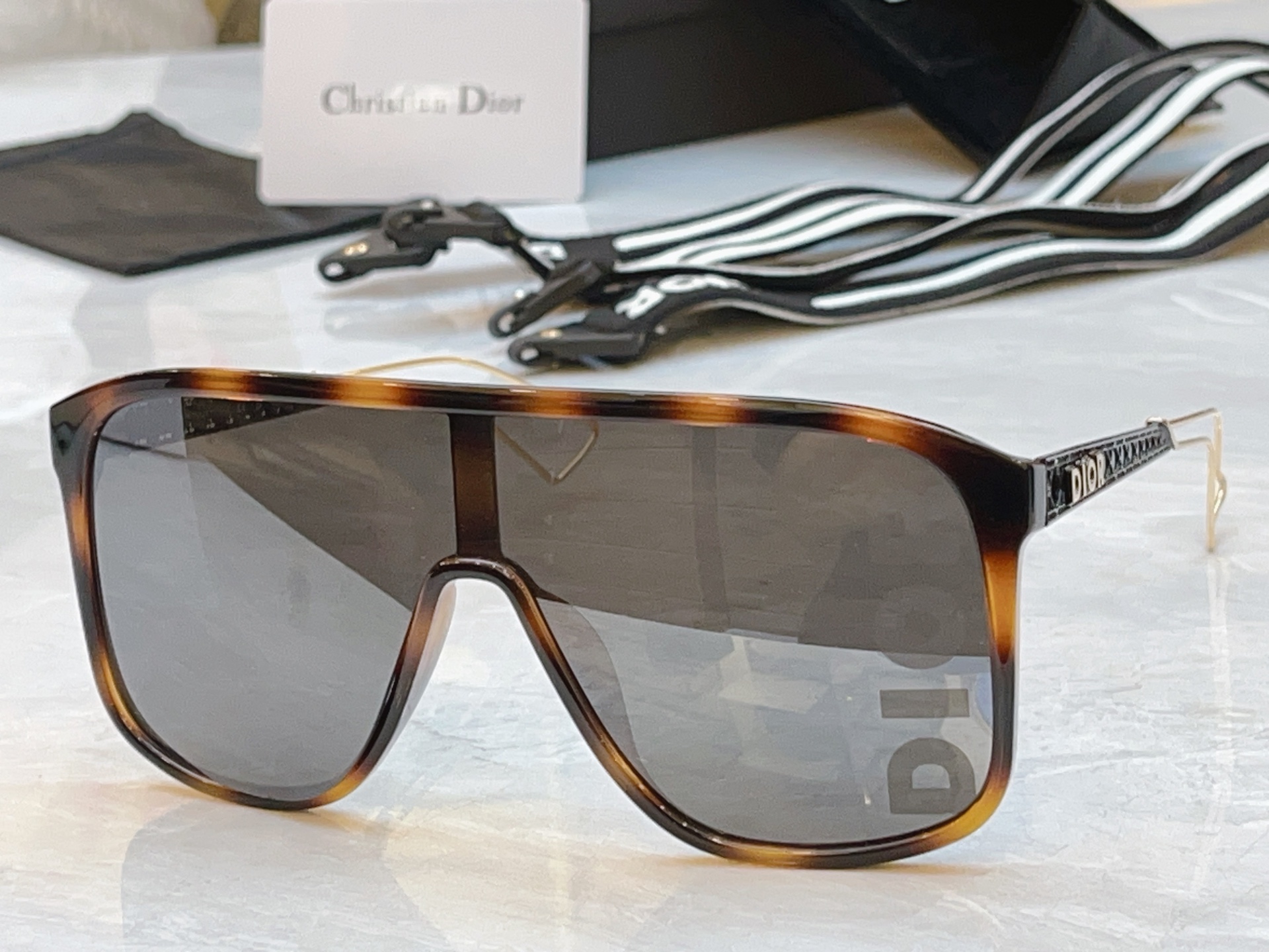 ，【DIO* 】迪*奥新款太阳镜，MODEL：Dior DIORFAST S7F，SIZE：136口0-