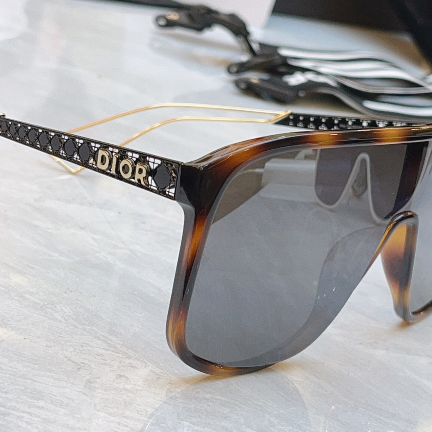 ，【DIO* 】迪*奥新款太阳镜，MODEL：Dior DIORFAST S7F，SIZE：136口0-