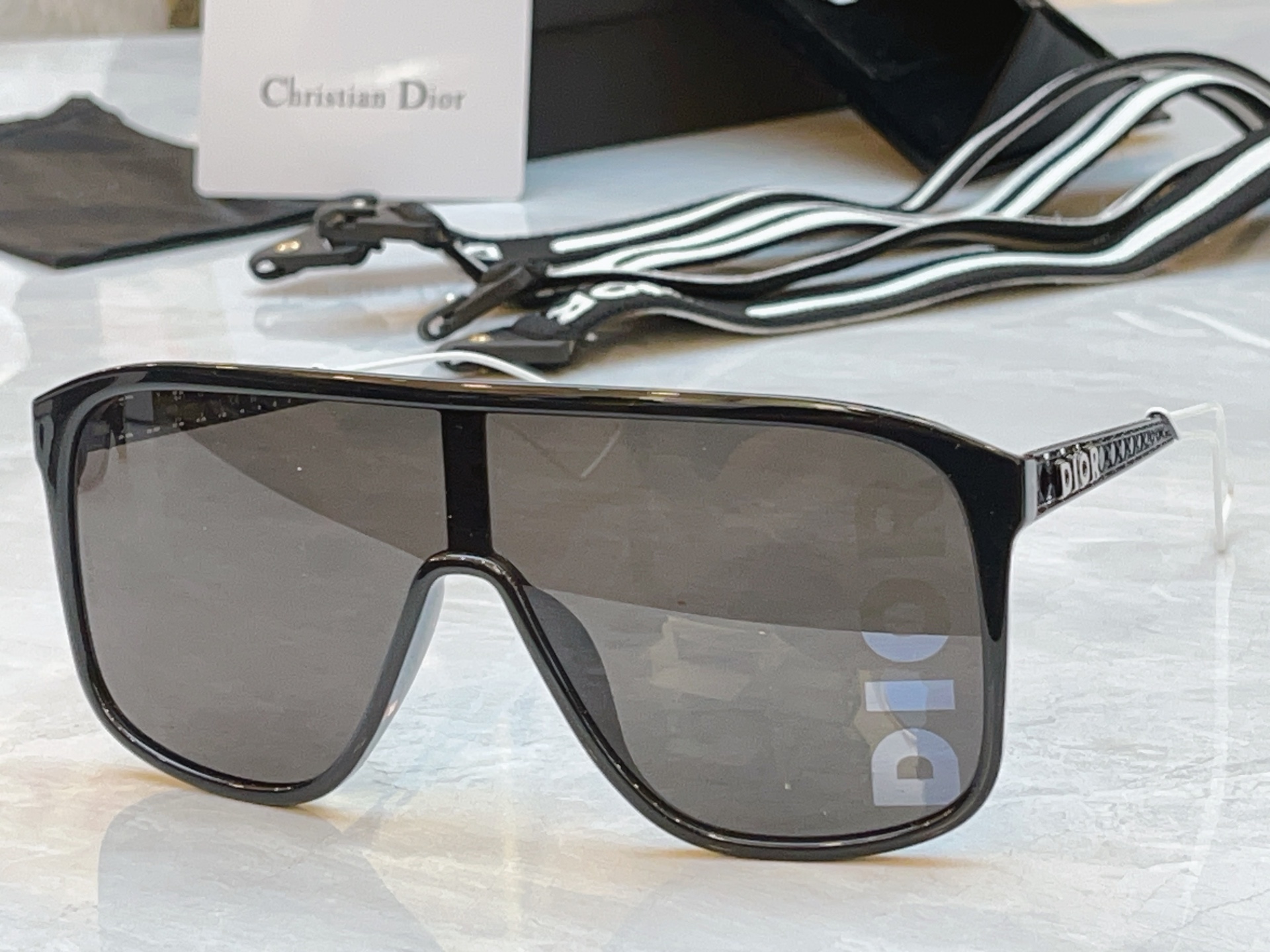 ，【DIO* 】迪*奥新款太阳镜，MODEL：Dior DIORFAST S7F，SIZE：136口0-