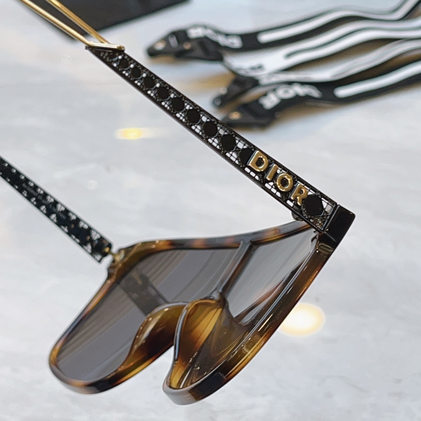，【DIO* 】迪*奥新款太阳镜，MODEL：Dior DIORFAST S7F，SIZE：136口0-