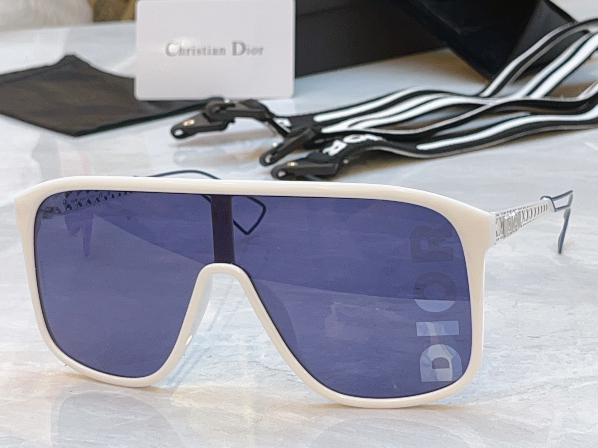 ，【DIO* 】迪*奥新款太阳镜，MODEL：Dior DIORFAST S7F，SIZE：136口0-