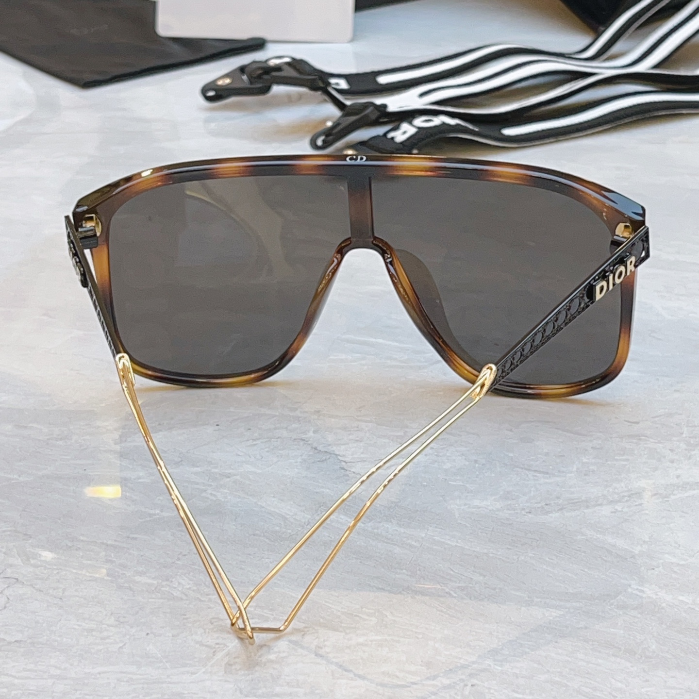 ，【DIO* 】迪*奥新款太阳镜，MODEL：Dior DIORFAST S7F，SIZE：136口0-