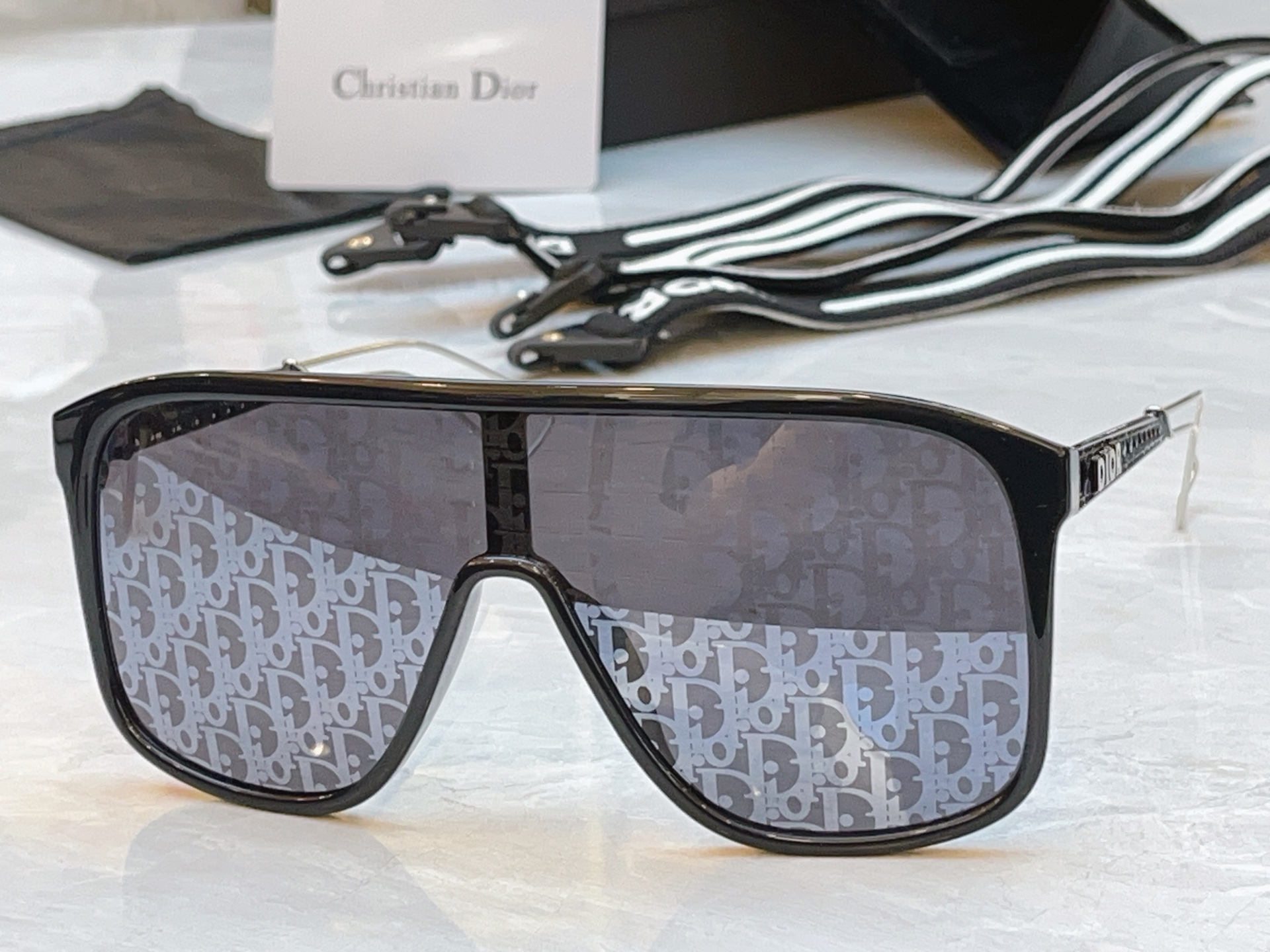 ，【DIO* 】迪*奥新款太阳镜，MODEL：Dior DIORFAST S7F，SIZE：136口0-