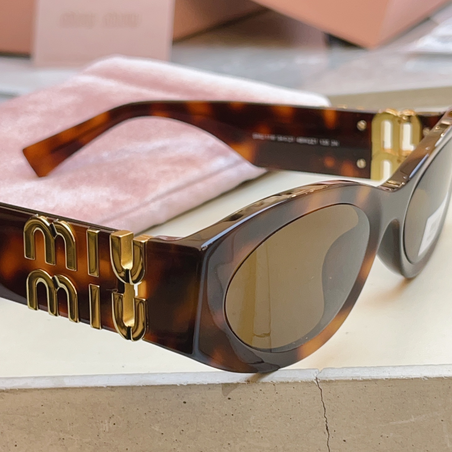 ，【MIUMI*】缪*缪新款太阳镜🕶️，Mod:SMU 11W，SIZE:54口21-135 原单高品质