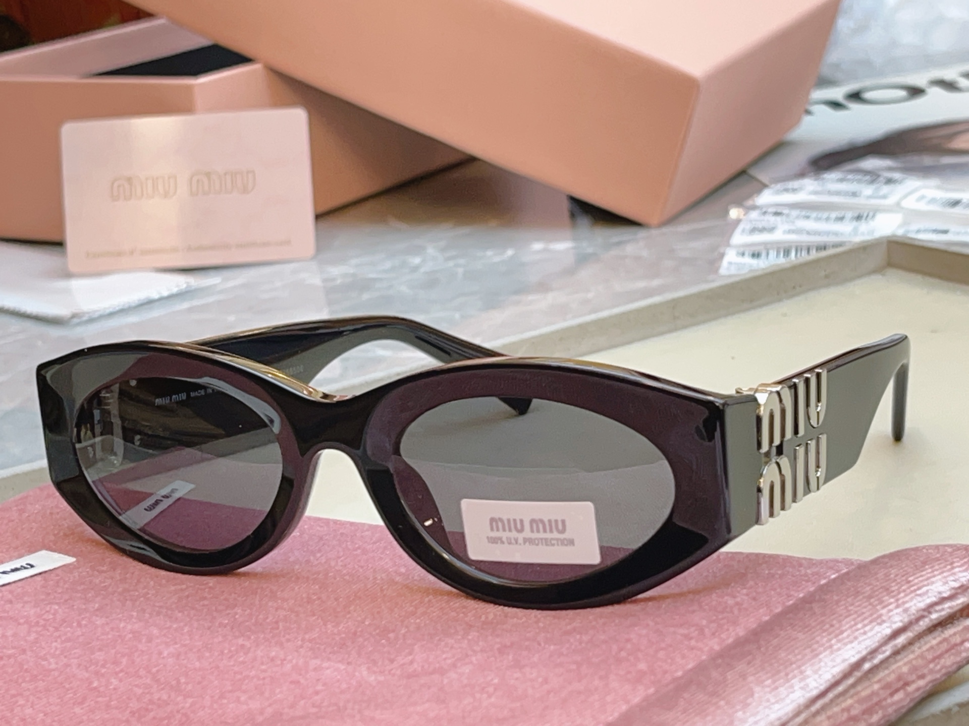 ，【MIUMI*】缪*缪新款太阳镜🕶️，Mod:SMU 11W，SIZE:54口21-135 原单高品质