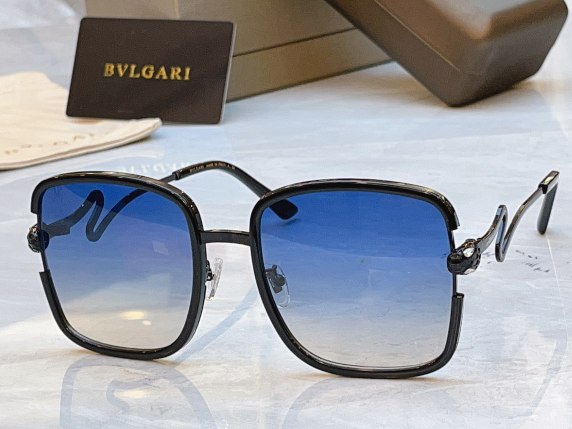 ，【BVLGA*】宝格*丽新款太阳镜，MODEL：BV 8880，SIZE：57口20-142