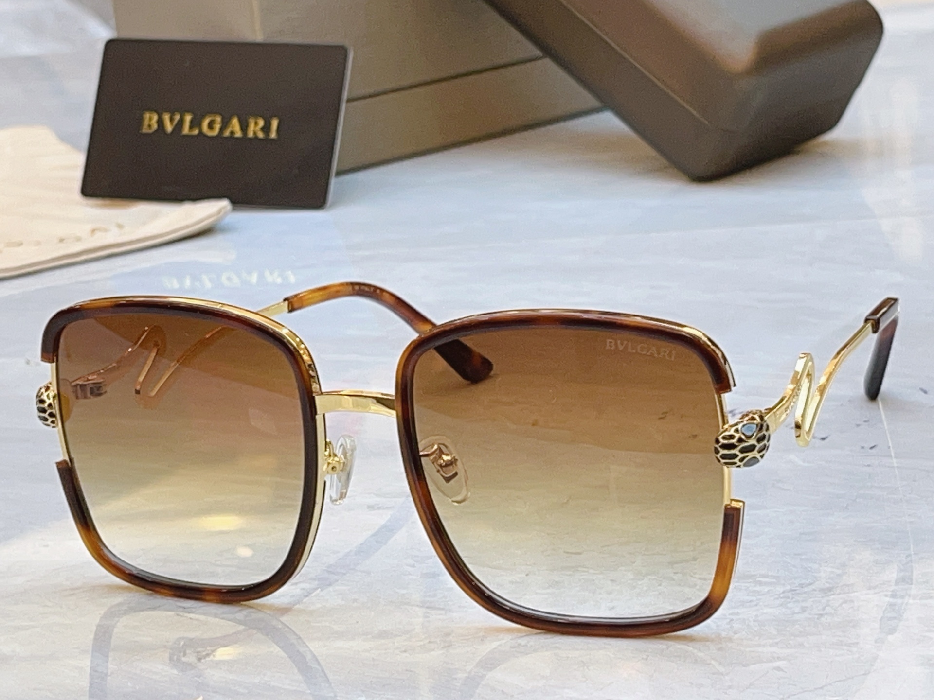 ，【BVLGA*】宝格*丽新款太阳镜，MODEL：BV 8880，SIZE：57口20-142