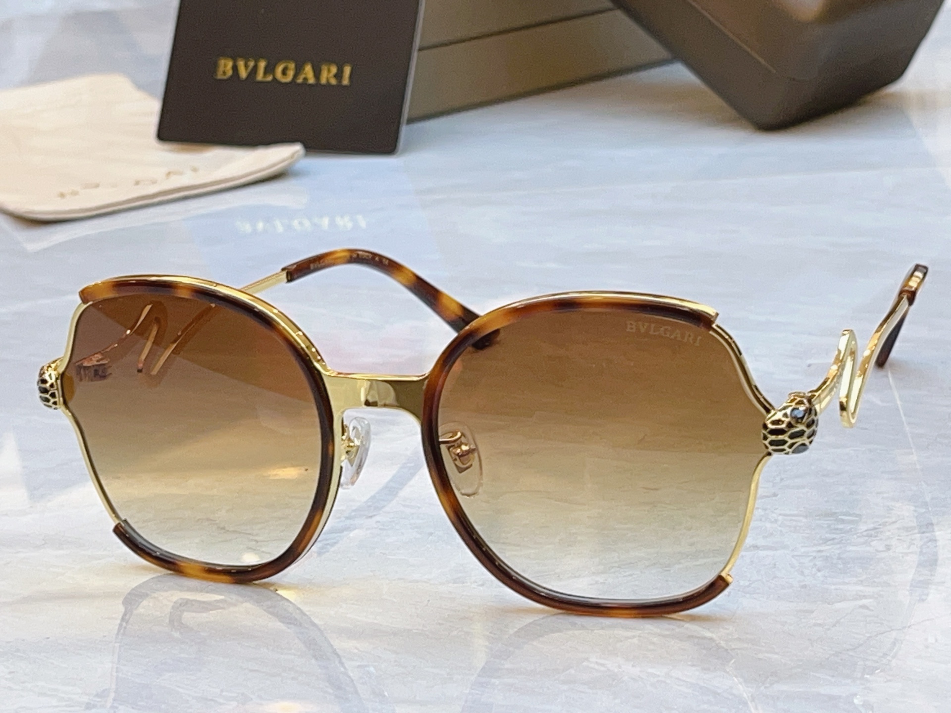 ，【BVLGA*】宝格*丽新款太阳镜，MODEL：BV 9735，SIZE：57口20-142
