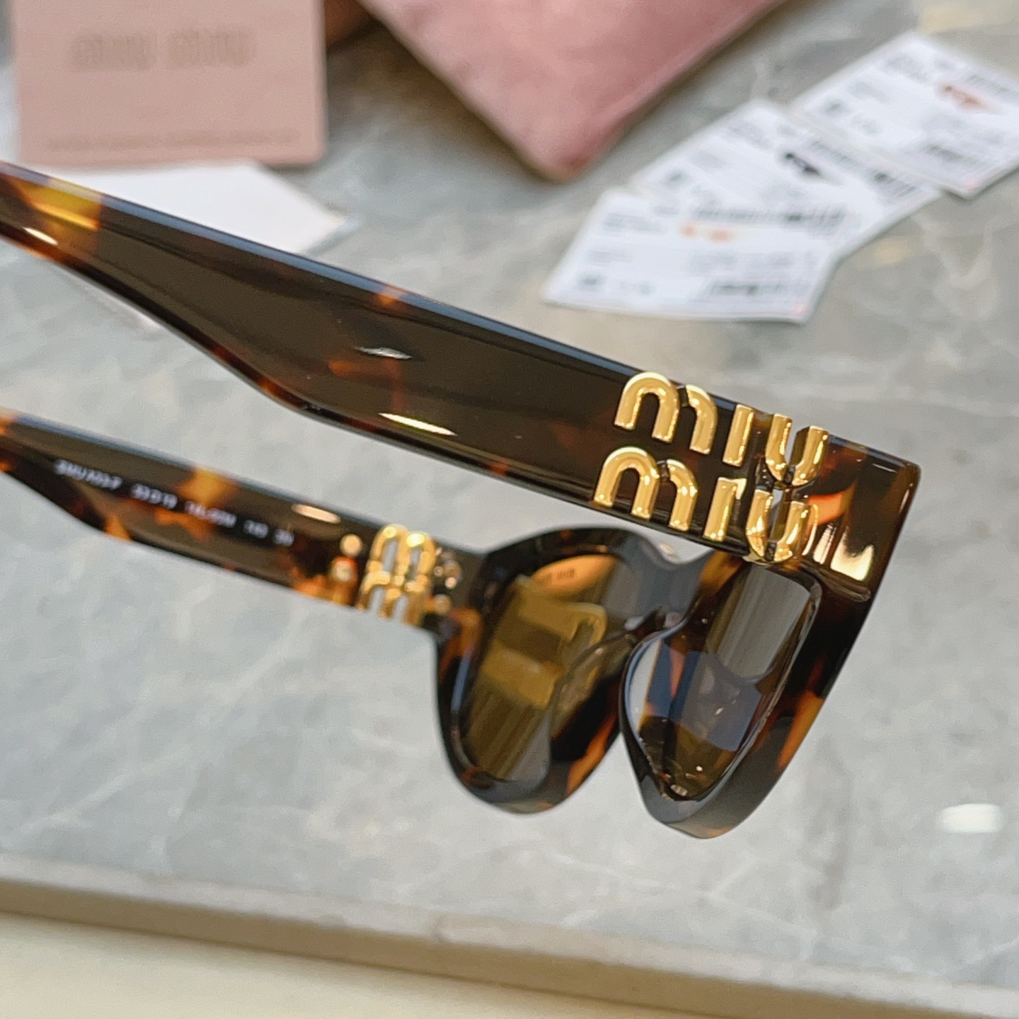 ，【MIUMI*】缪*缪新款太阳镜🕶️，Mod:SMU A03-F，SIZE:53口19-140 原单高品质✨