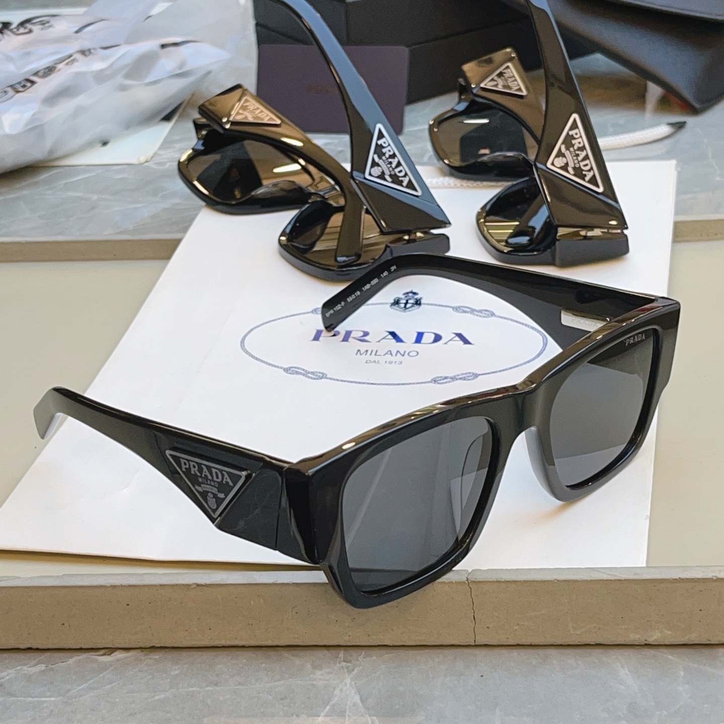 ，【PRAD*】普拉*达新款太阳镜🕶️ 高版本✨，MODEL：SPR 10Z-F，SIZE：55口19-140