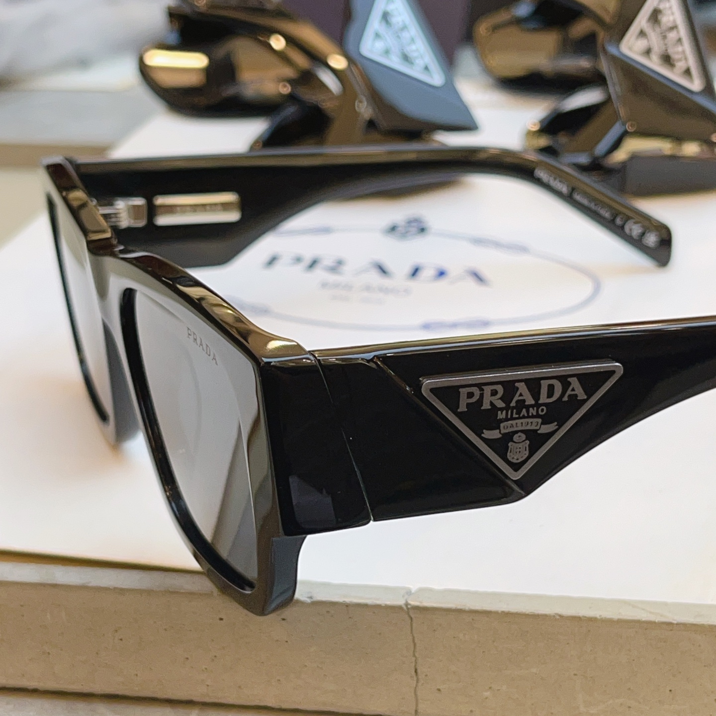 ，【PRAD*】普拉*达新款太阳镜🕶️ 高版本✨，MODEL：SPR 10Z-F，SIZE：55口19-140
