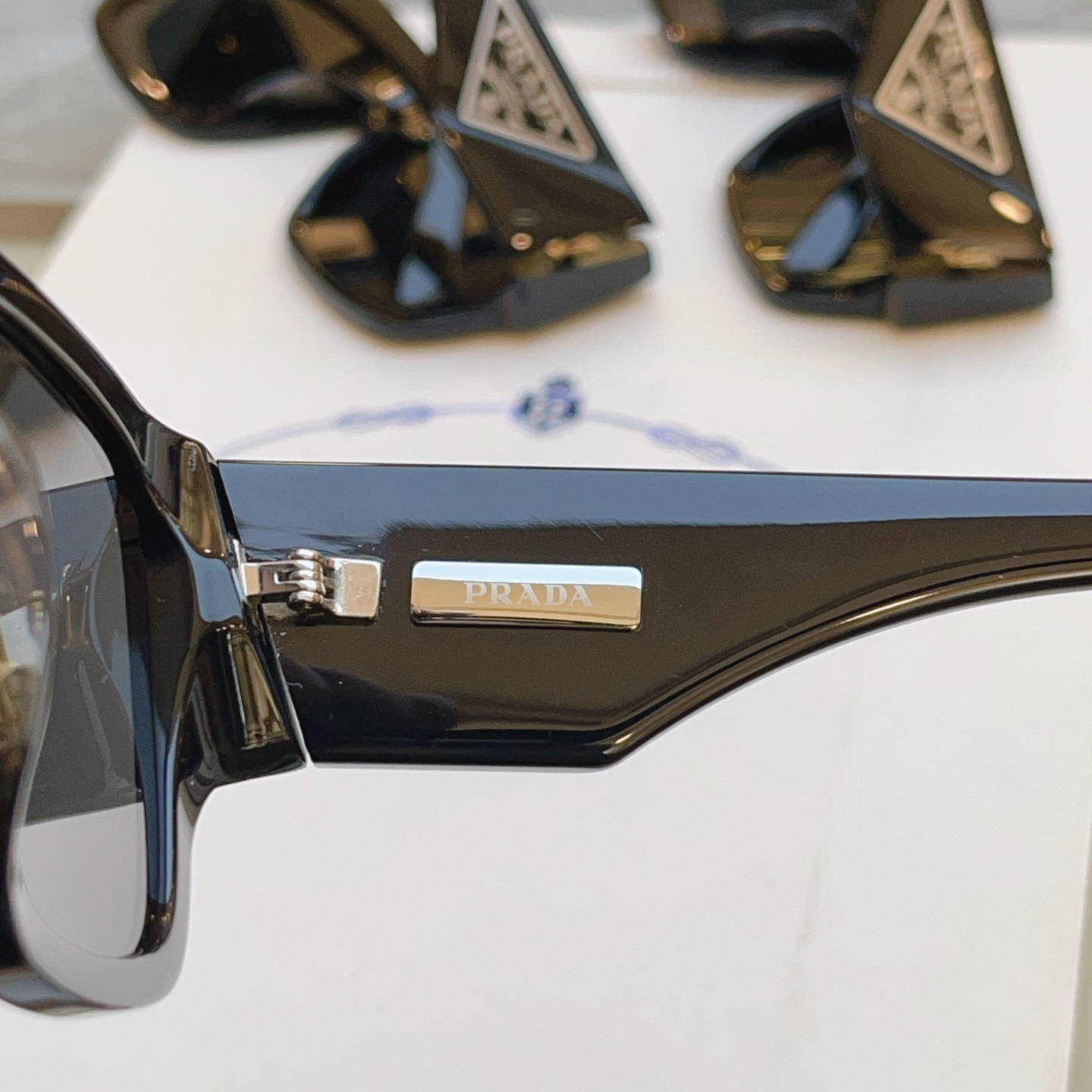 ，【PRAD*】普拉*达新款太阳镜🕶️ 高版本✨，MODEL：SPR 10Z-F，SIZE：55口19-140