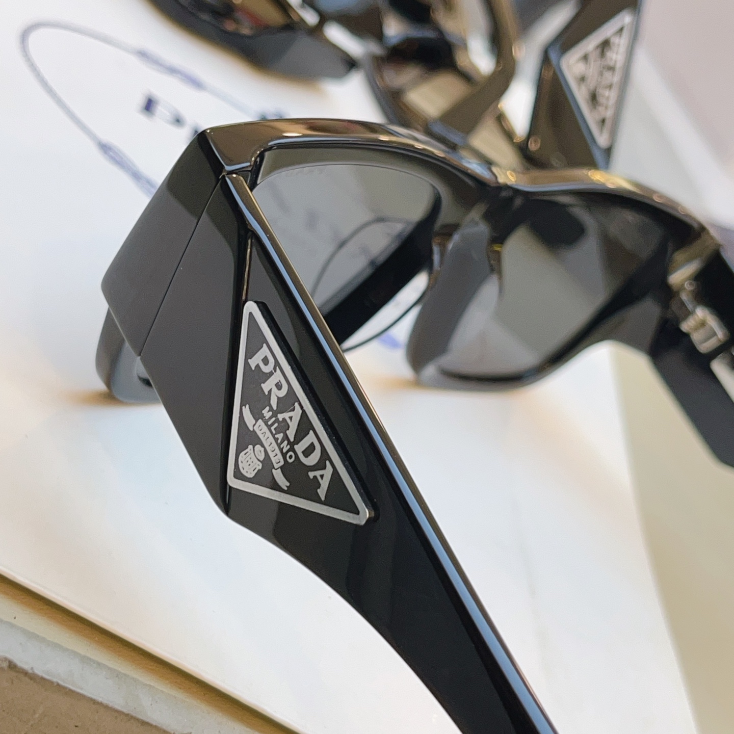 ，【PRAD*】普拉*达新款太阳镜🕶️ 高版本✨，MODEL：SPR 10Z-F，SIZE：55口19-140