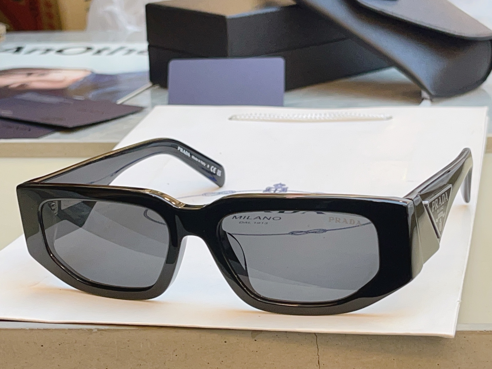 ，【PRAD*】普拉*达新款太阳镜🕶️ 高版本✨，MODEL：SPR 09Z-F，SIZE：55口17-140