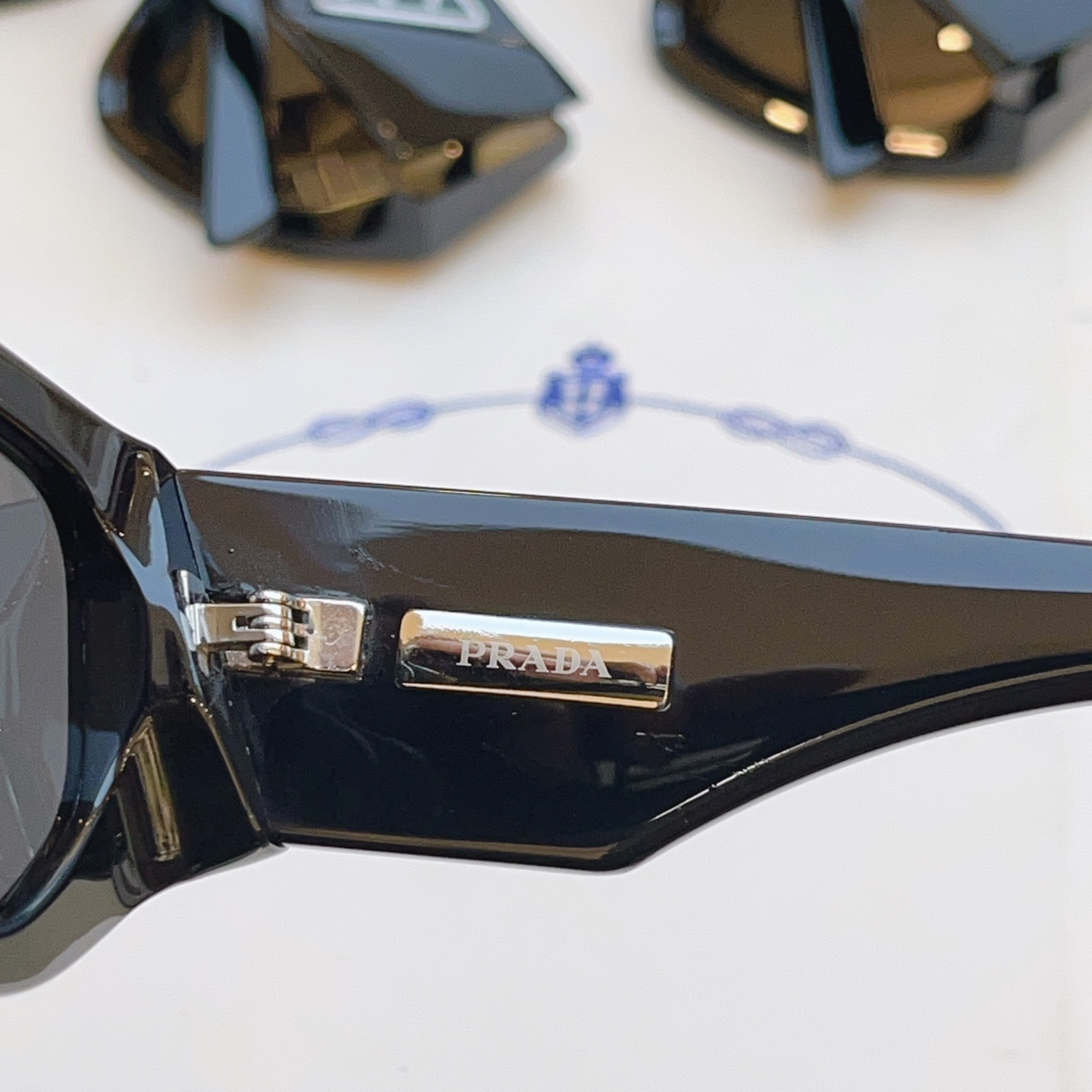 ，【PRAD*】普拉*达新款太阳镜🕶️ 高版本✨，MODEL：SPR 09Z-F，SIZE：55口17-140
