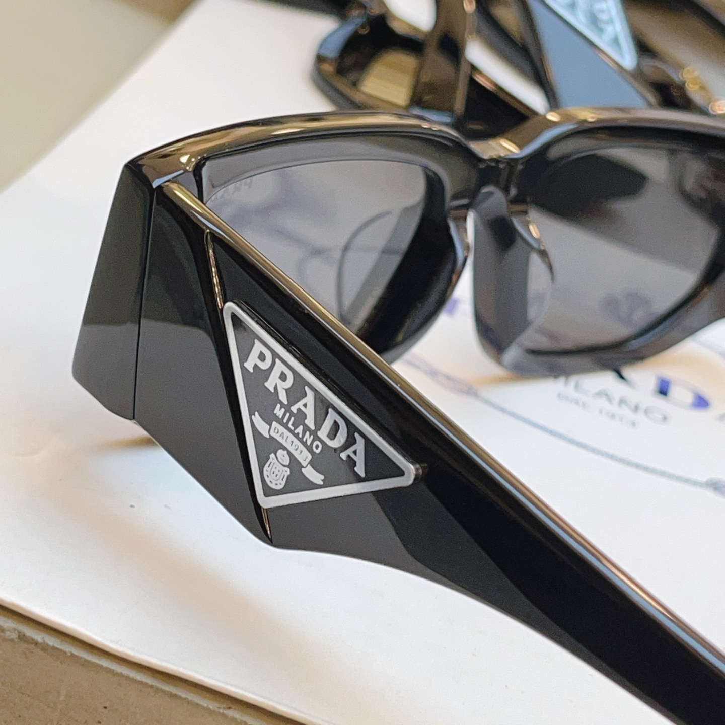 ，【PRAD*】普拉*达新款太阳镜🕶️ 高版本✨，MODEL：SPR 09Z-F，SIZE：55口17-140
