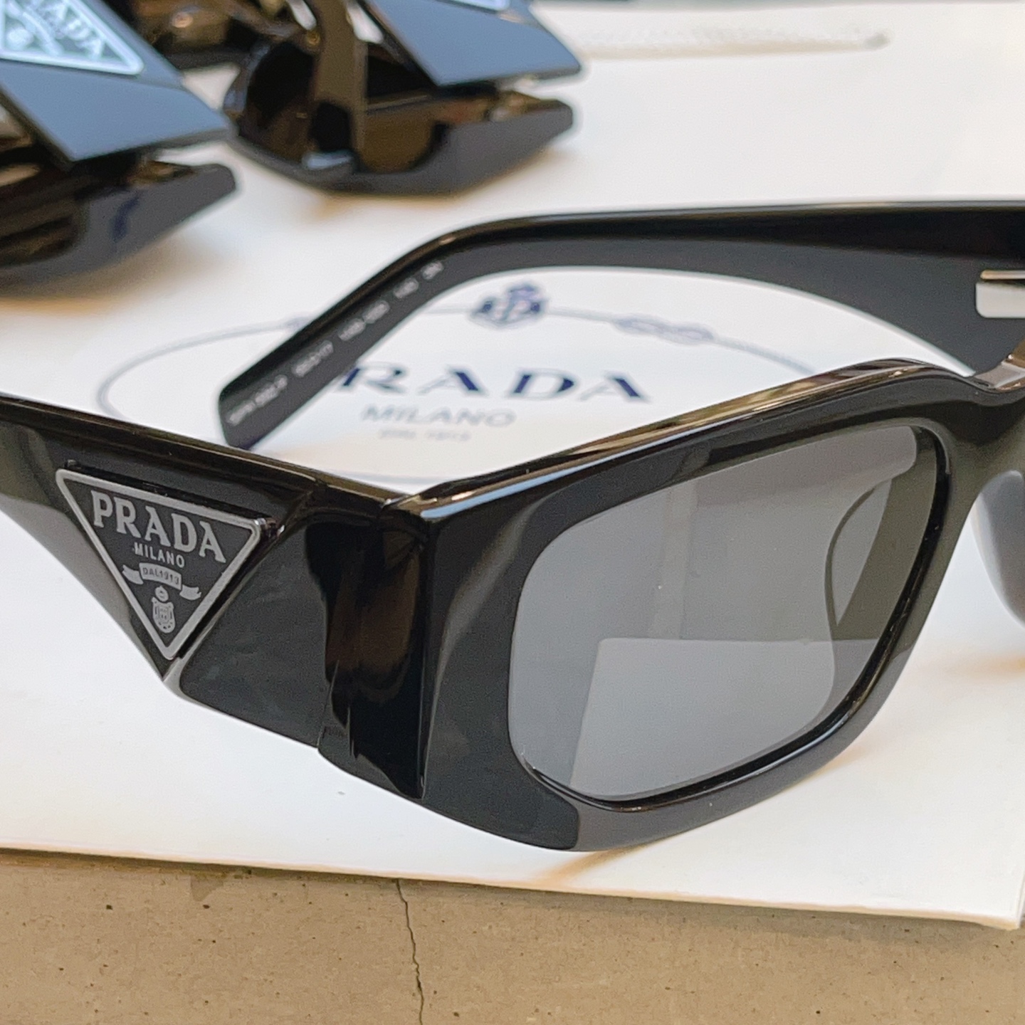 ，【PRAD*】普拉*达新款太阳镜🕶️ 高版本✨，MODEL：SPR 09Z-F，SIZE：55口17-140