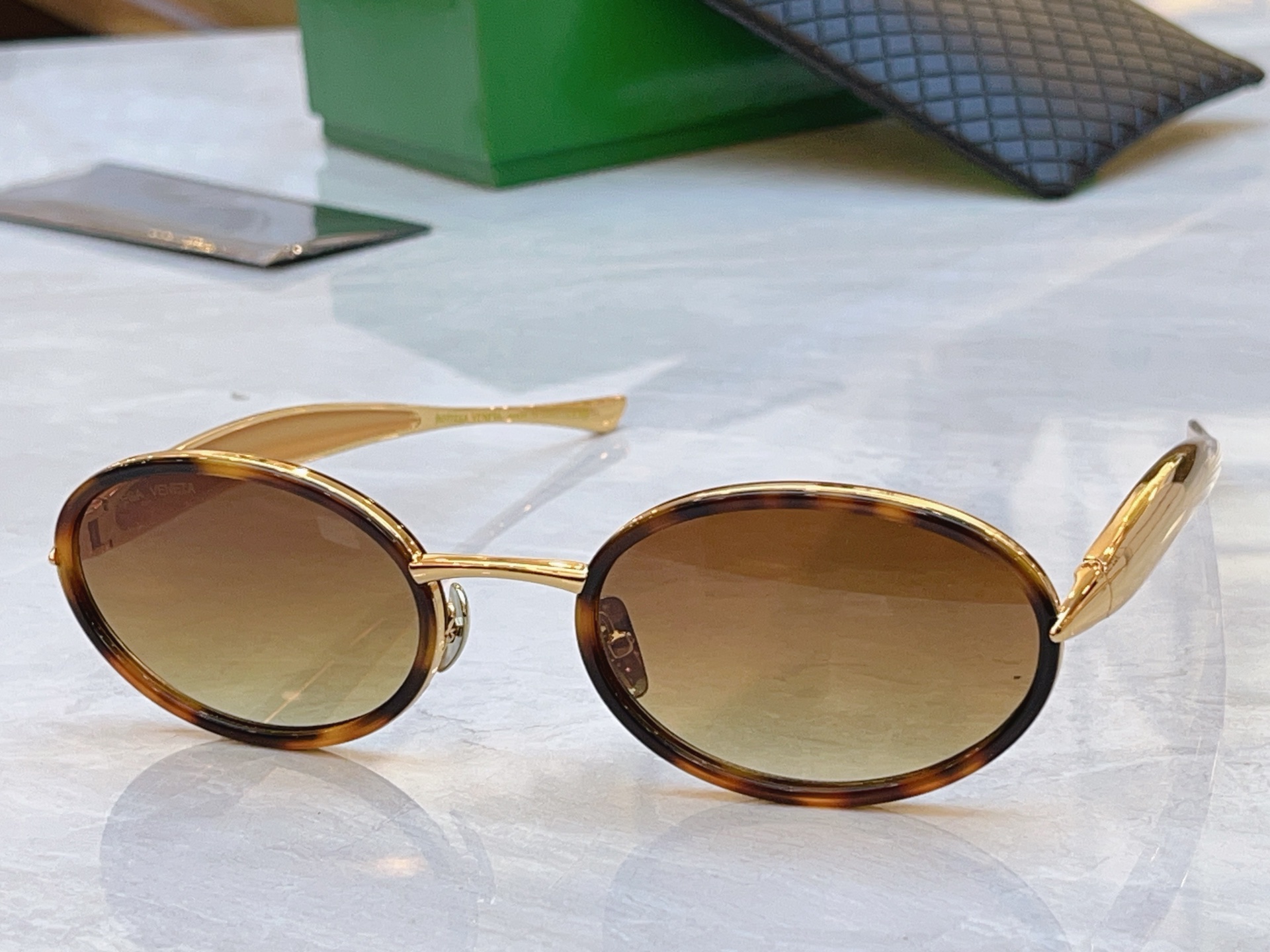 ，【BOTTEGA VENET*】宝缇*嘉新款太阳镜，MODEL：BV1386BS，SIZE：58口24-145