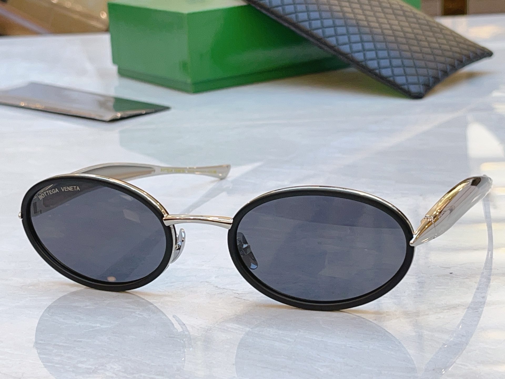 ，【BOTTEGA VENET*】宝缇*嘉新款太阳镜，MODEL：BV1386BS，SIZE：58口24-145
