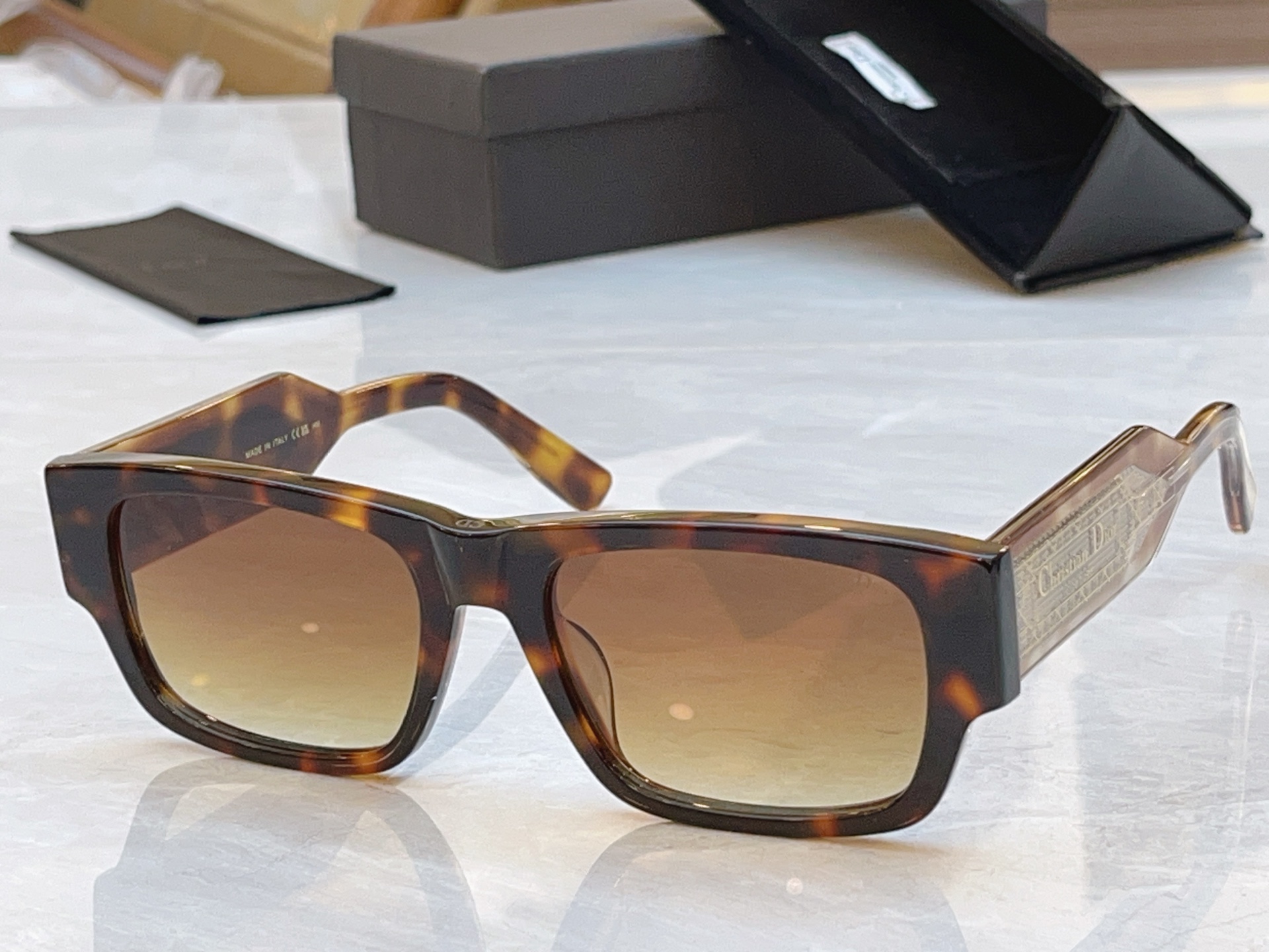 ，【DIO* 】迪*奥新款太阳镜， MODEL：Christian Dior Label S1I，SIZE：55口19-