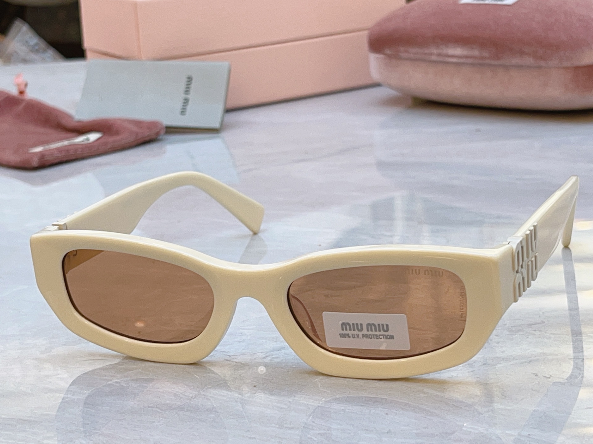 ，【MIUMI*】缪*缪新款太阳镜，Mod:SMU B04-F，SIZE:53口22-135