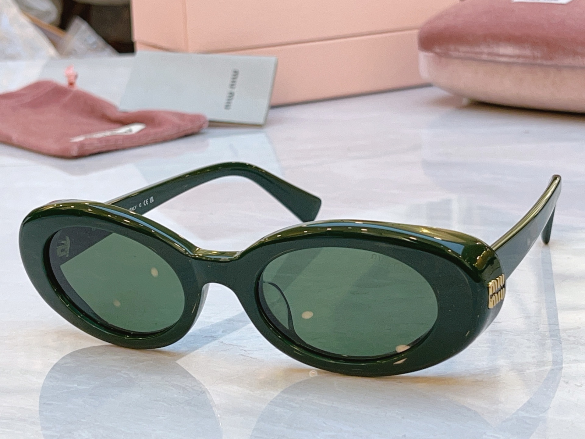 ，【MIUMI*】缪*缪新款太阳镜，Mod:SMU B09，SIZE:52口21-140