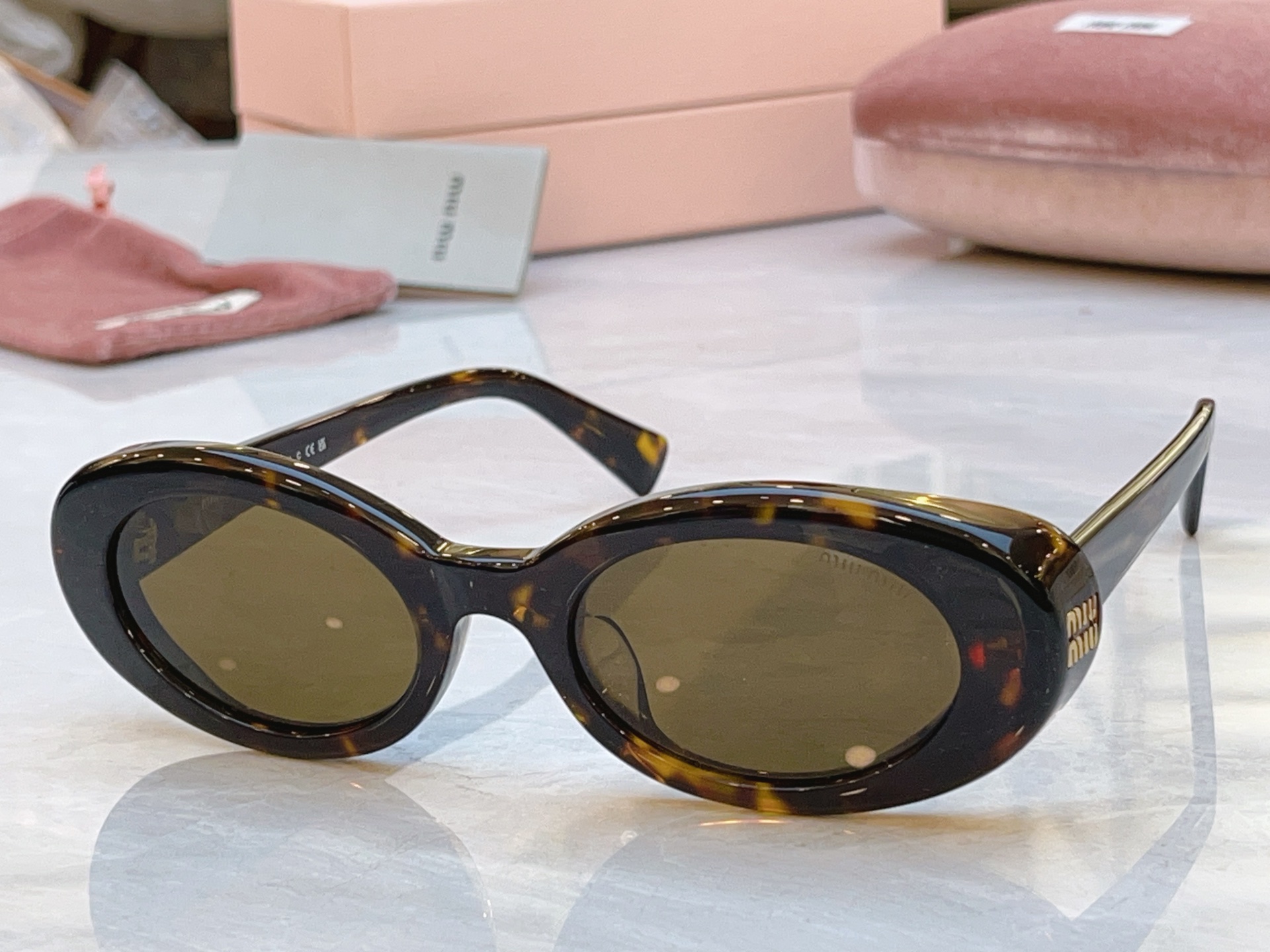 ，【MIUMI*】缪*缪新款太阳镜，Mod:SMU B09，SIZE:52口21-140