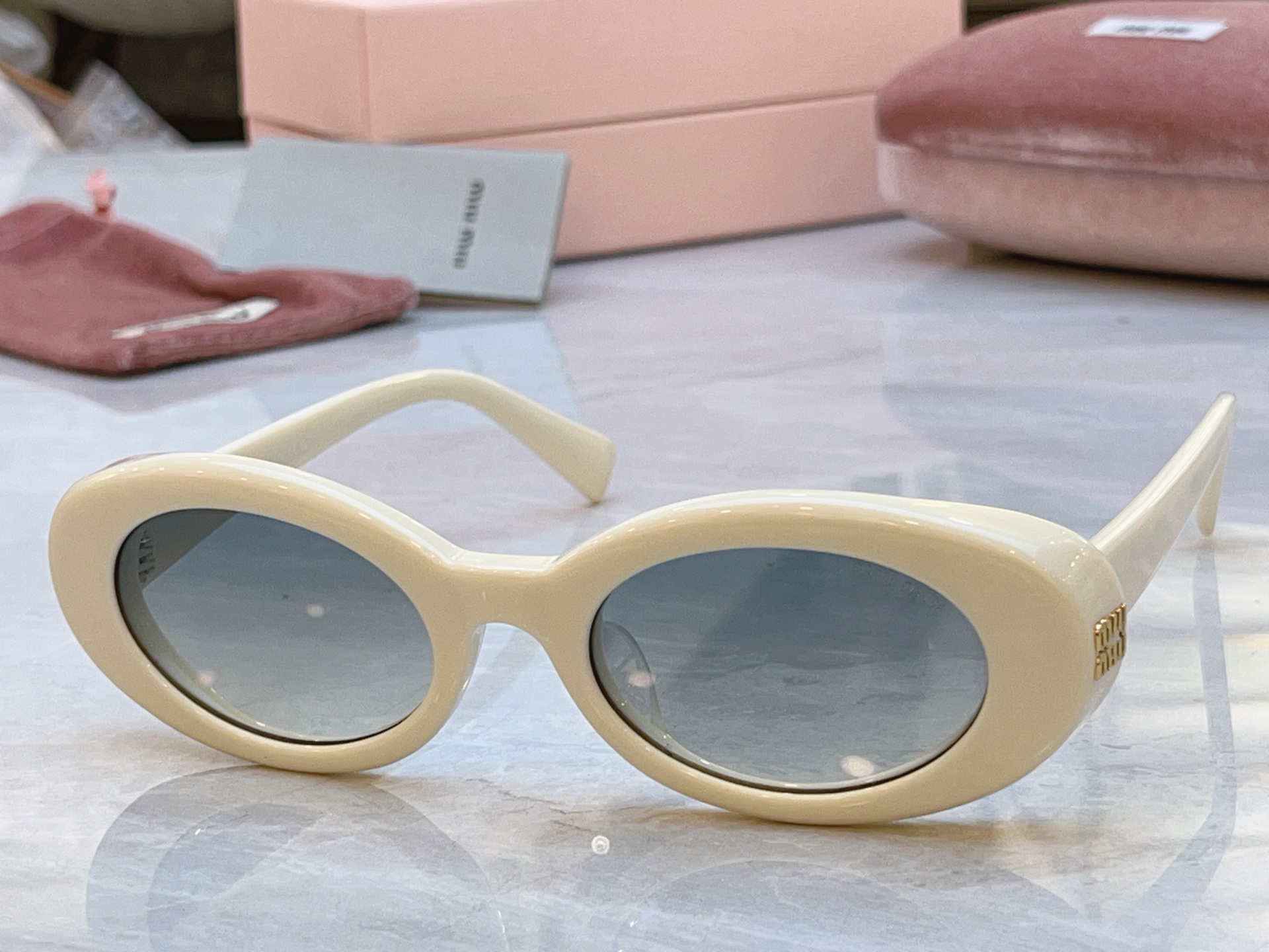 ，【MIUMI*】缪*缪新款太阳镜，Mod:SMU B09，SIZE:52口21-140