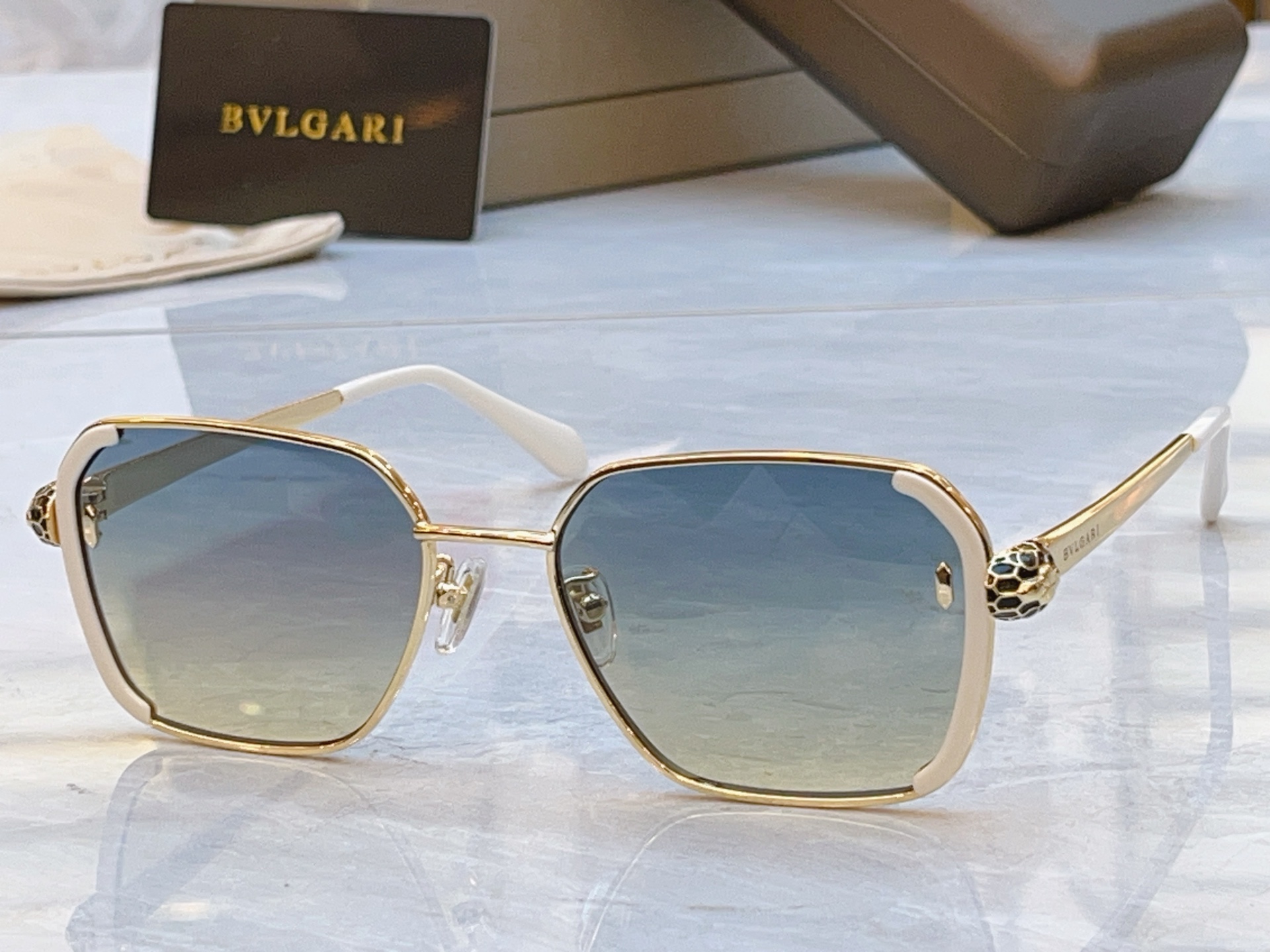 ，【BVLGA*】宝格*丽新款太阳镜，MODEL：BV 40095，SIZE：54口19-145