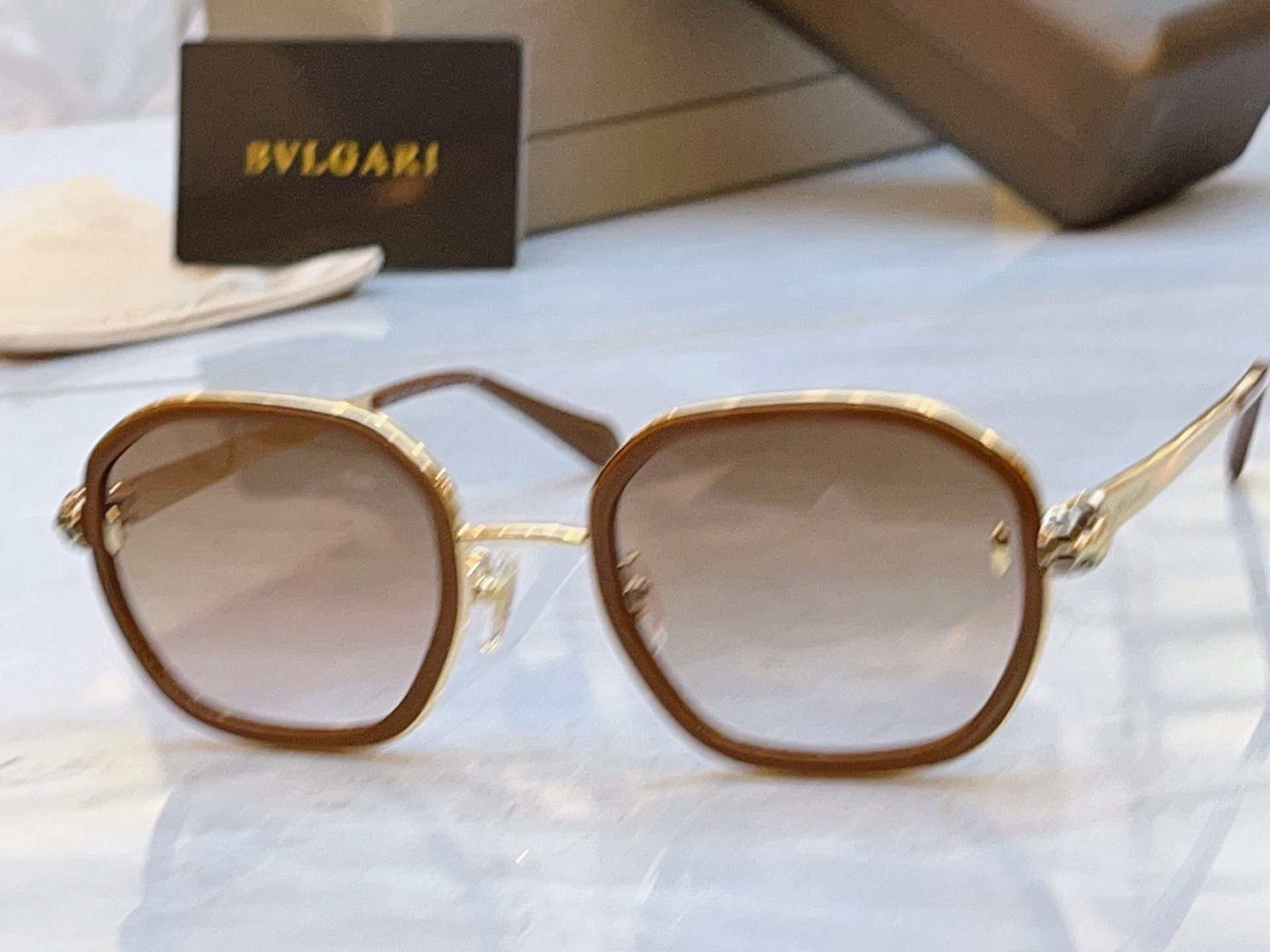 ，【BVLGA*】宝格*丽新款太阳镜，MODEL：BV 40094，SIZE：52口24-145