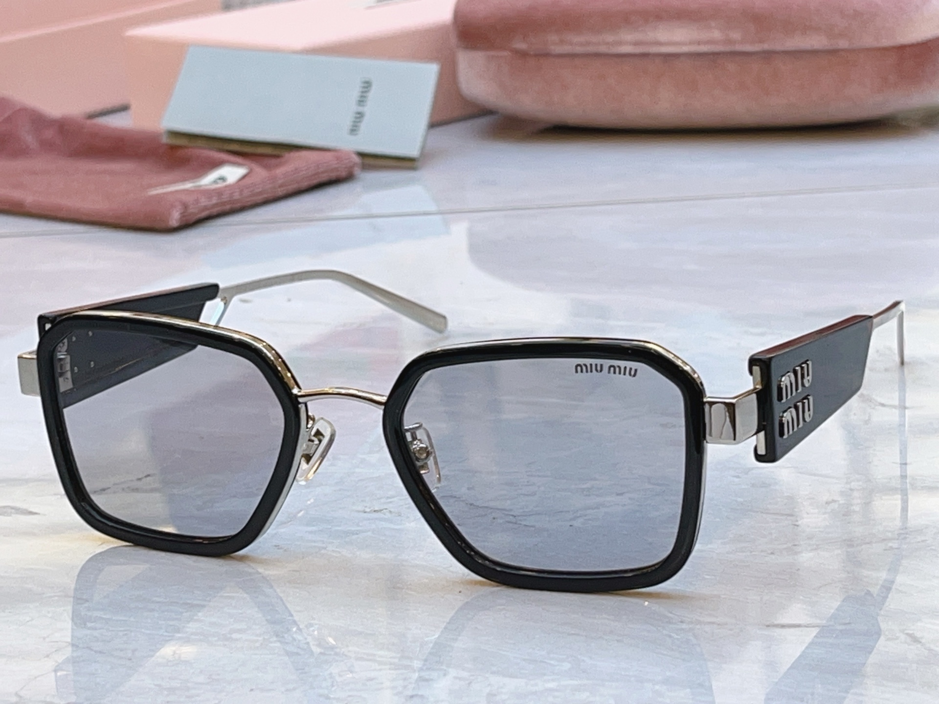，【MIUMI*】缪*缪新款太阳镜，Mod:SMU 64WS，SIZE:51口22-145