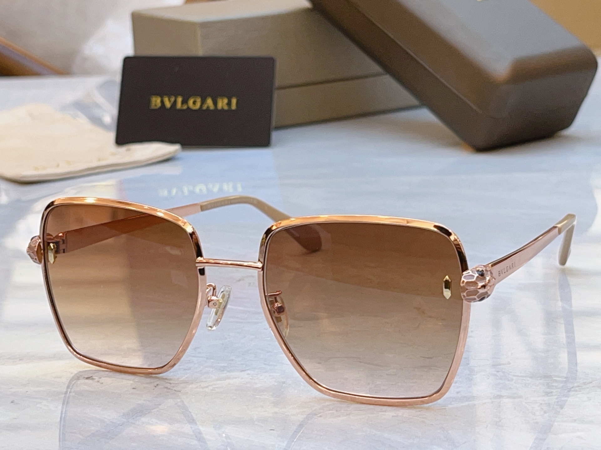 ，【BVLGA*】宝格*丽新款太阳镜，MODEL：BV 40092，SIZE：55口20-145