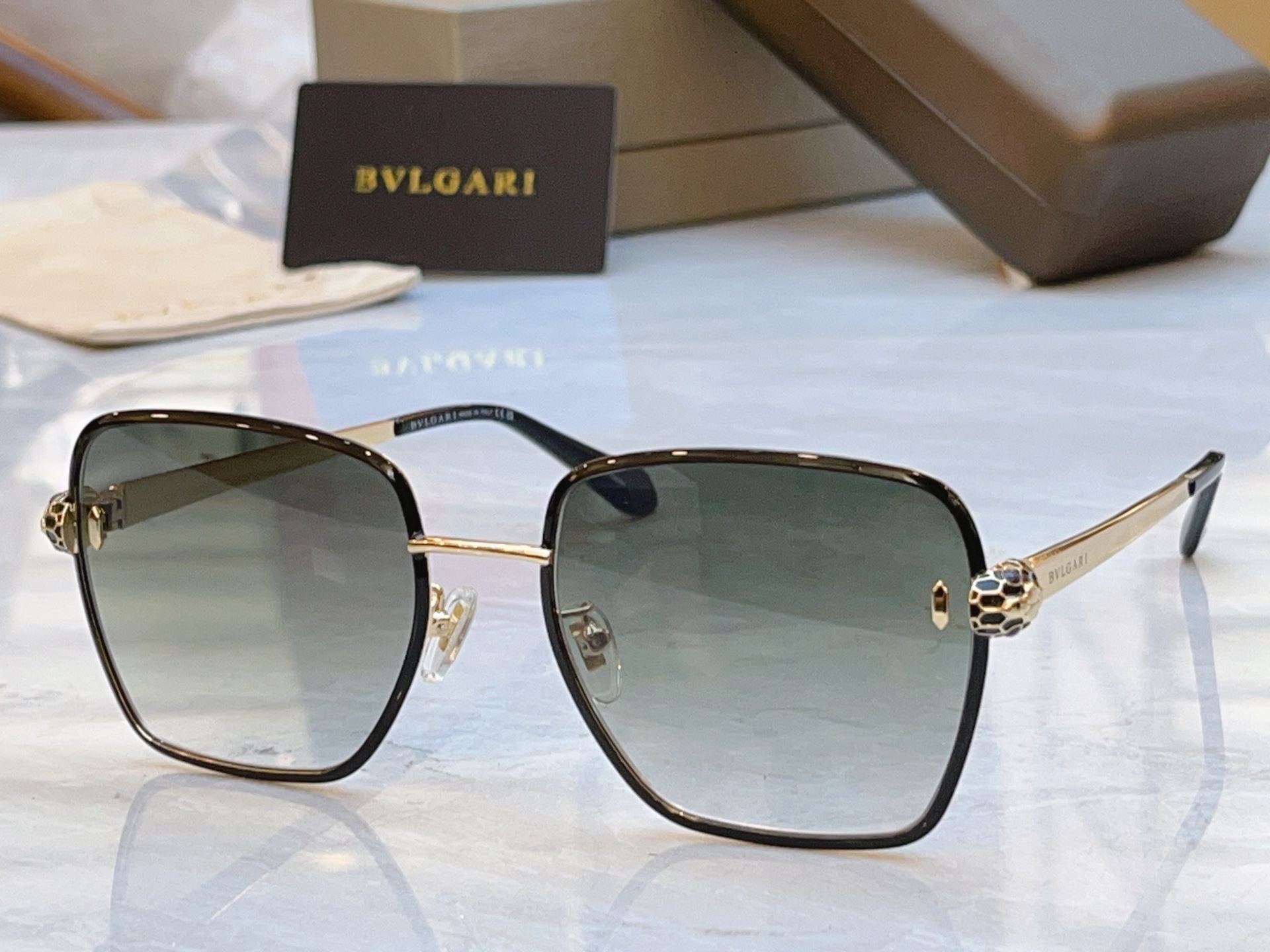 ，【BVLGA*】宝格*丽新款太阳镜，MODEL：BV 40092，SIZE：55口20-145