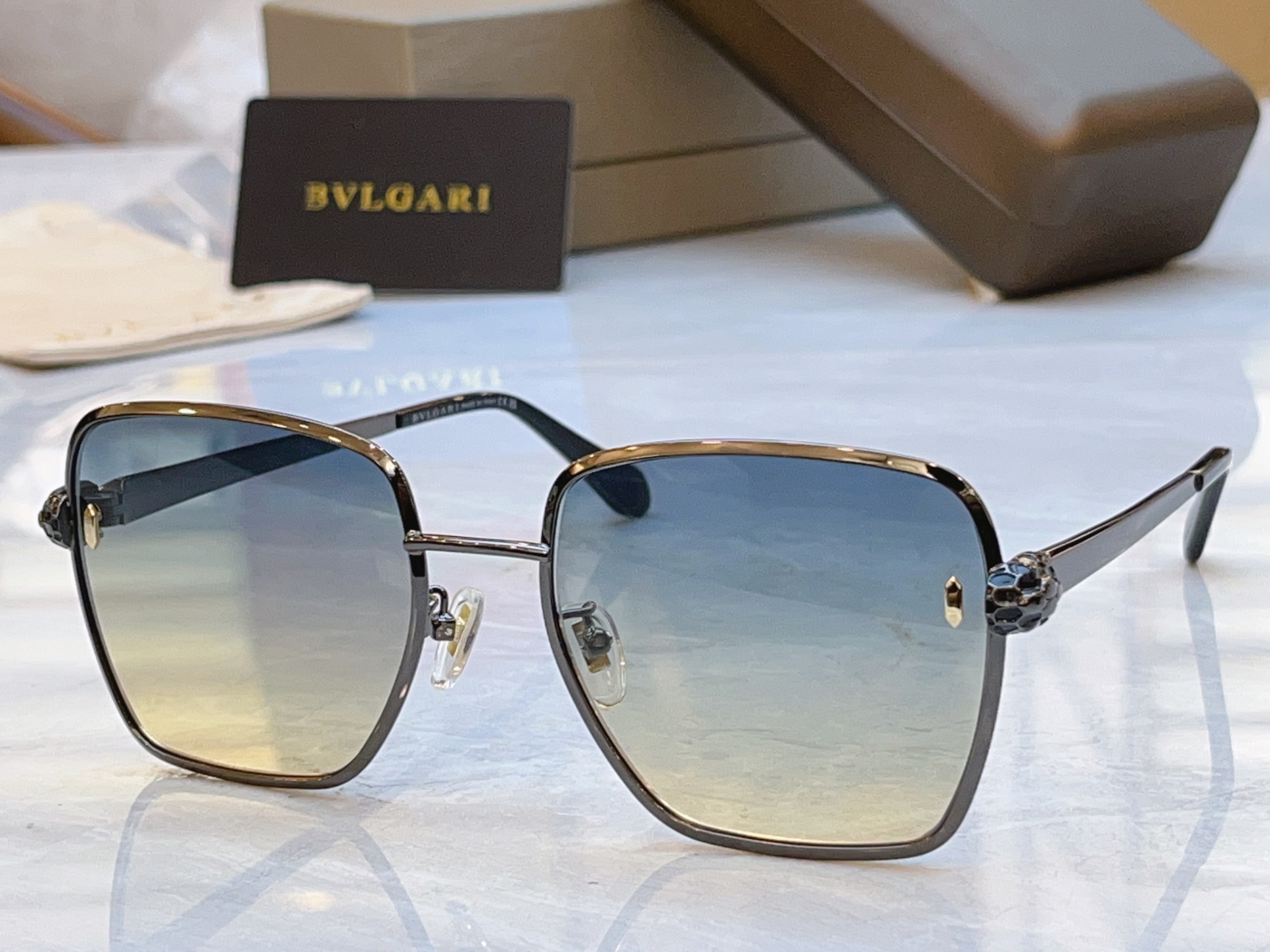 ，【BVLGA*】宝格*丽新款太阳镜，MODEL：BV 40092，SIZE：55口20-145