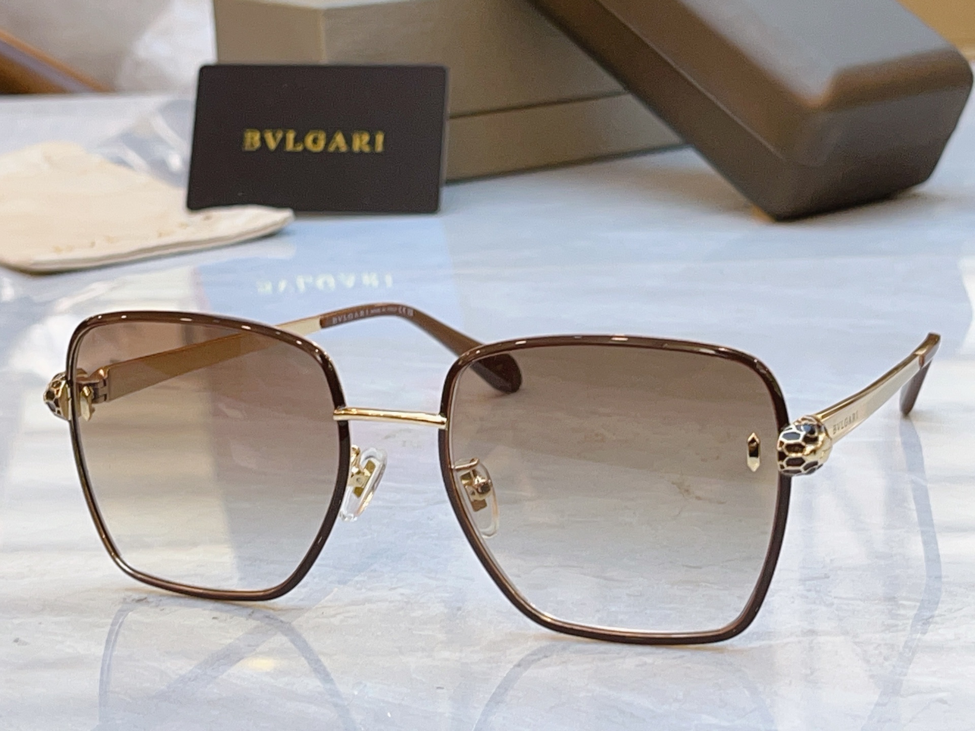 ，【BVLGA*】宝格*丽新款太阳镜，MODEL：BV 40092，SIZE：55口20-145