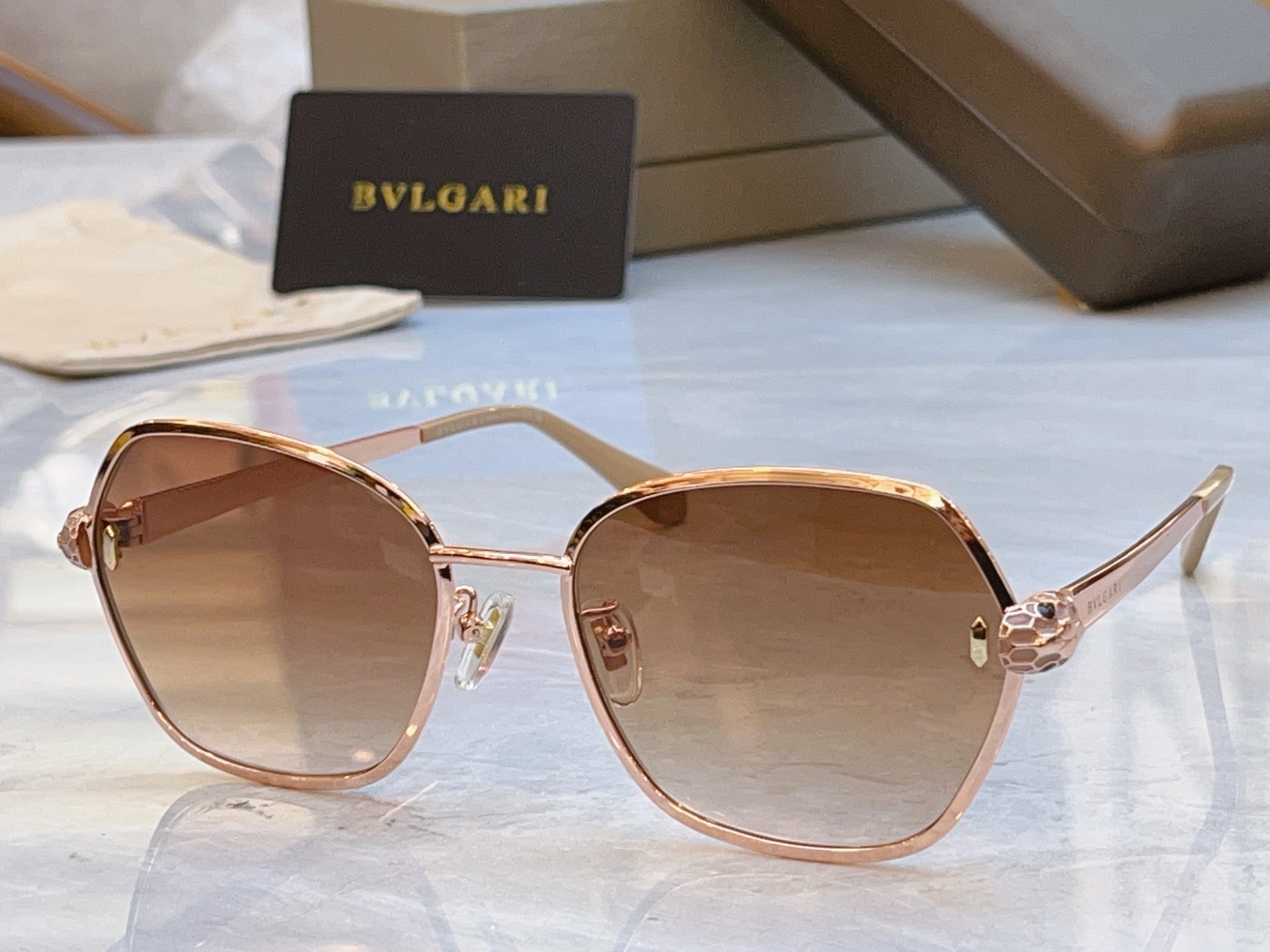 ，【BVLGA*】宝格*丽新款太阳镜，MODEL：BV 40091，SIZE：56口20-145