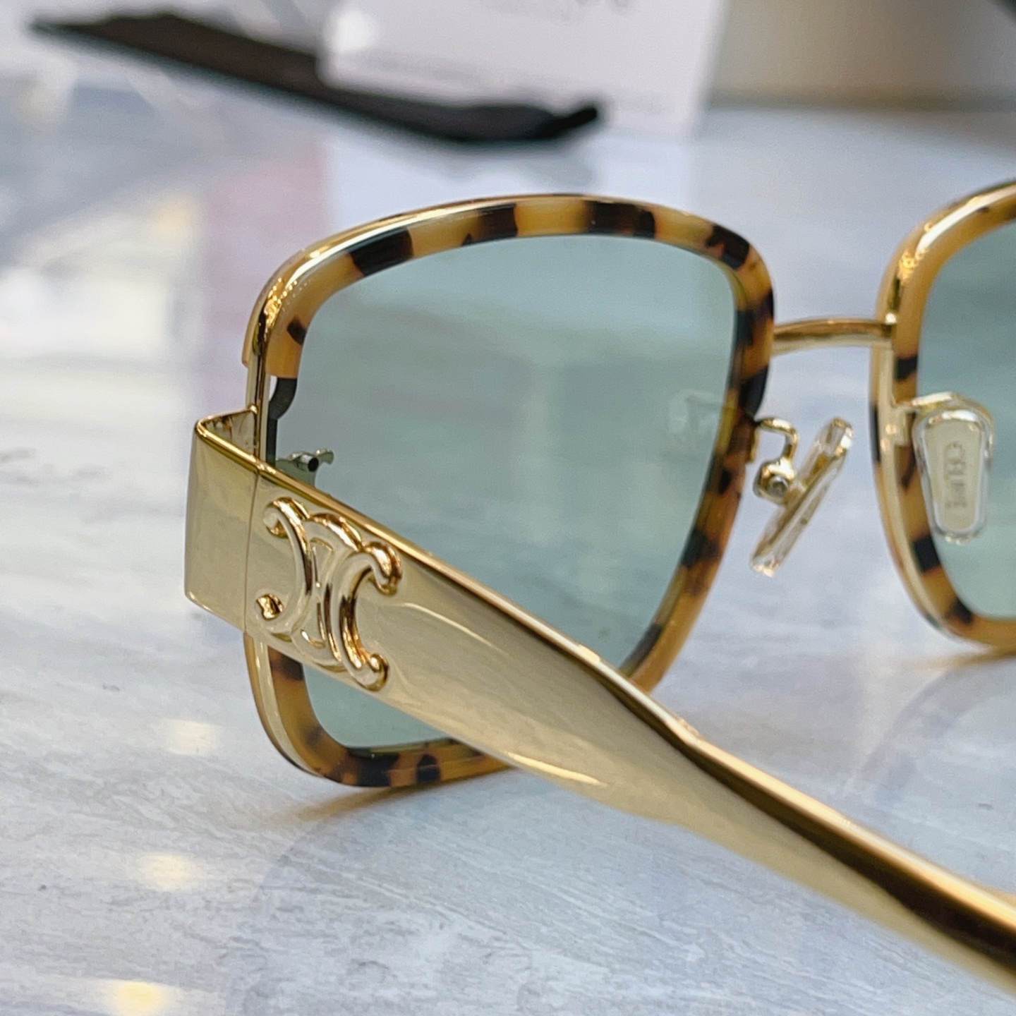 ，【CELIN*】赛*琳新款太阳镜， MODEL:CL40336F，SIZE: 55口23-145