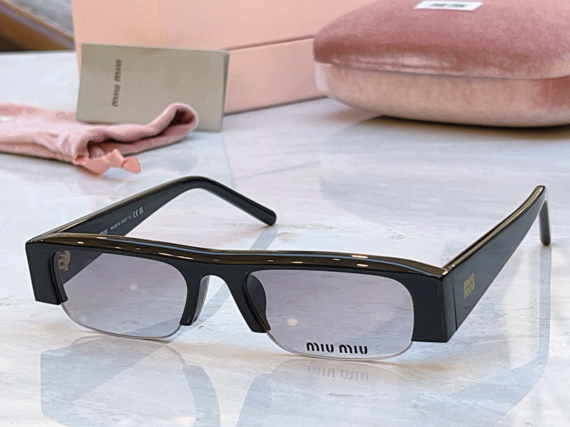 ，【MIUMI*】缪*缪新款太阳镜，Mod:SMU B07S，SIZE:51口17-135