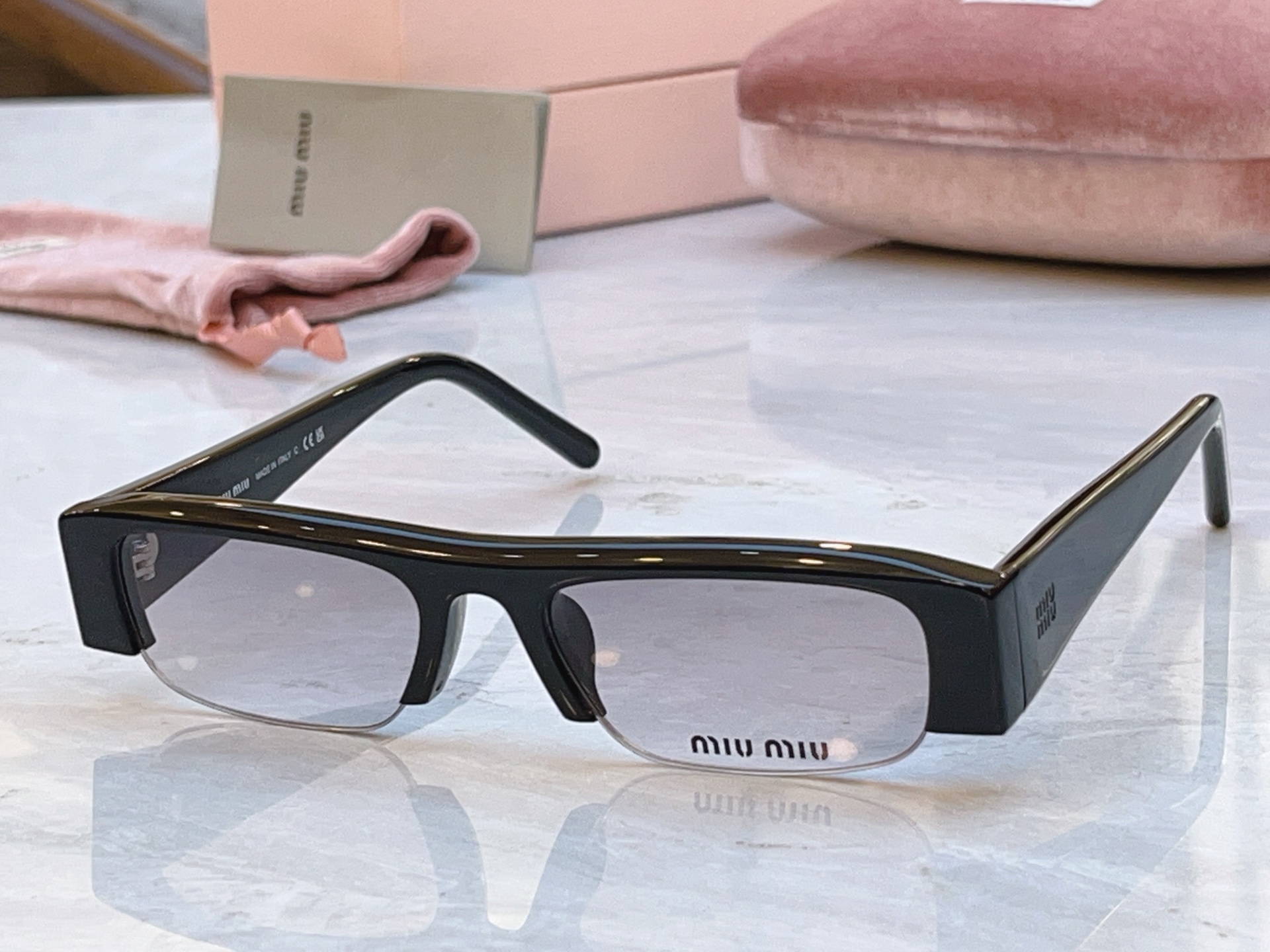，【MIUMI*】缪*缪新款太阳镜，Mod:SMU B07S，SIZE:51口17-135