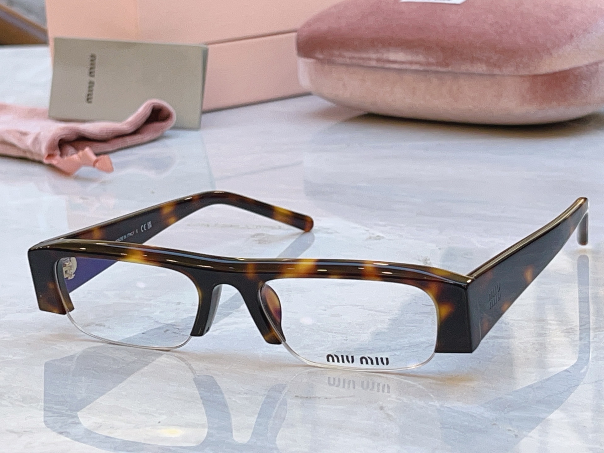 ，【MIUMI*】缪*缪新款太阳镜，Mod:SMU B07S，SIZE:51口17-135