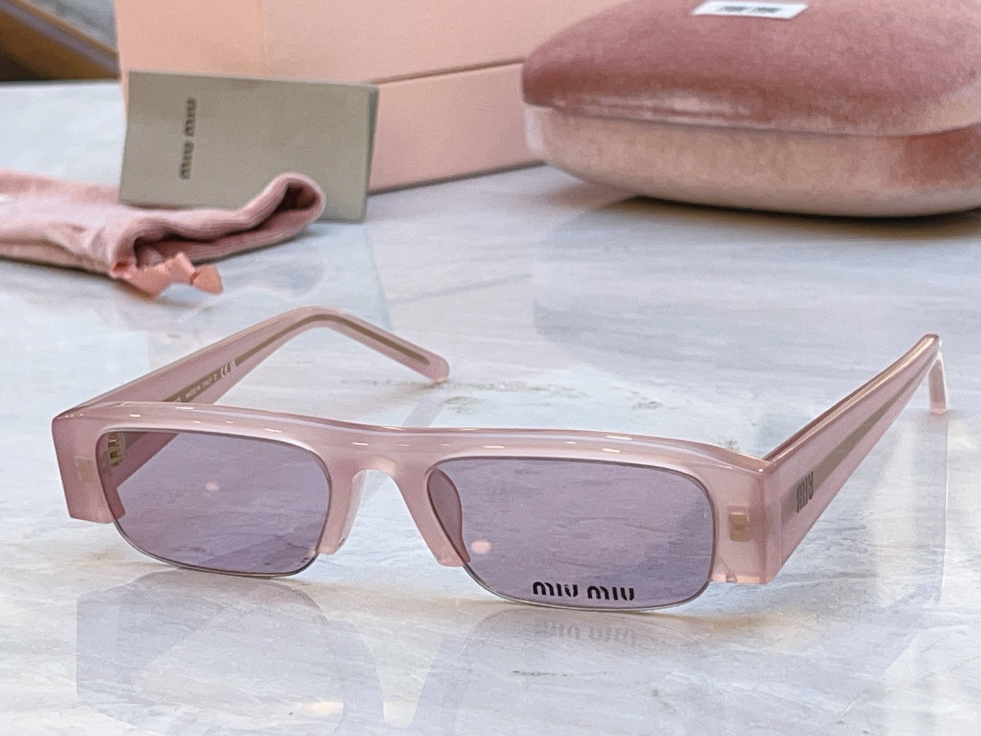 ，【MIUMI*】缪*缪新款太阳镜，Mod:SMU B07S，SIZE:51口17-135