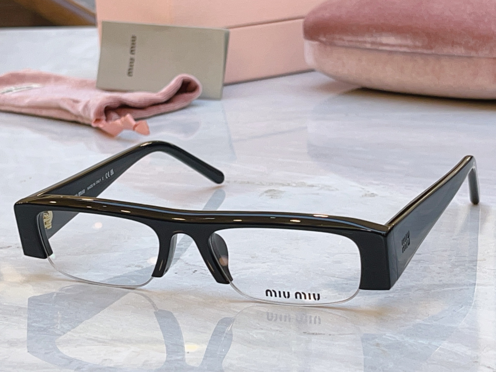 ，【MIUMI*】缪*缪新款太阳镜，Mod:SMU B07S，SIZE:51口17-135