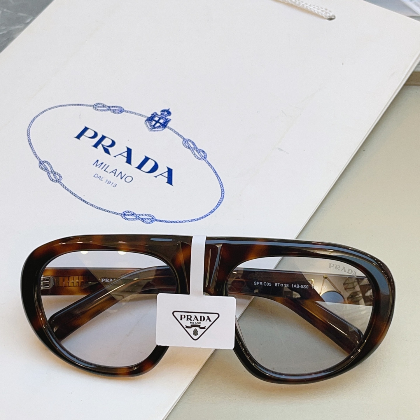 ，【PRAD*】普拉*达新款太阳镜🕶️ 高版本✨，MODEL：SPR C05，SIZE：57口18-135
