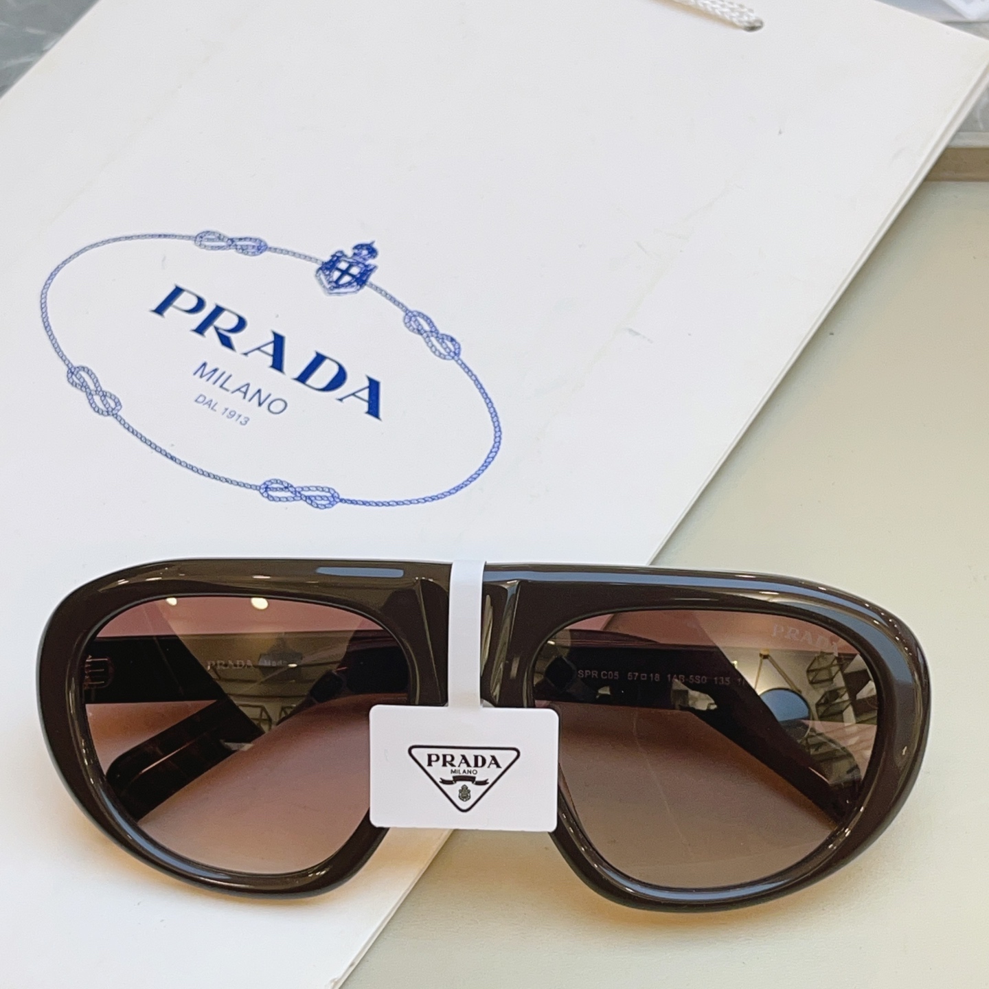 ，【PRAD*】普拉*达新款太阳镜🕶️ 高版本✨，MODEL：SPR C05，SIZE：57口18-135