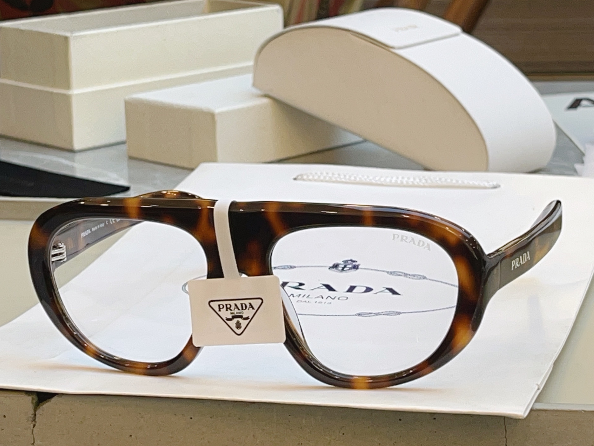 ，【PRAD*】普拉*达新款太阳镜🕶️ 高版本✨，MODEL：SPR C05，SIZE：57口18-135