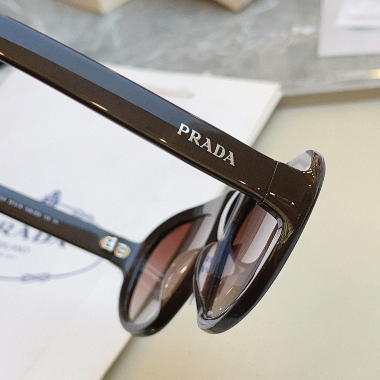 ，【PRAD*】普拉*达新款太阳镜🕶️ 高版本✨，MODEL：SPR C05，SIZE：57口18-135